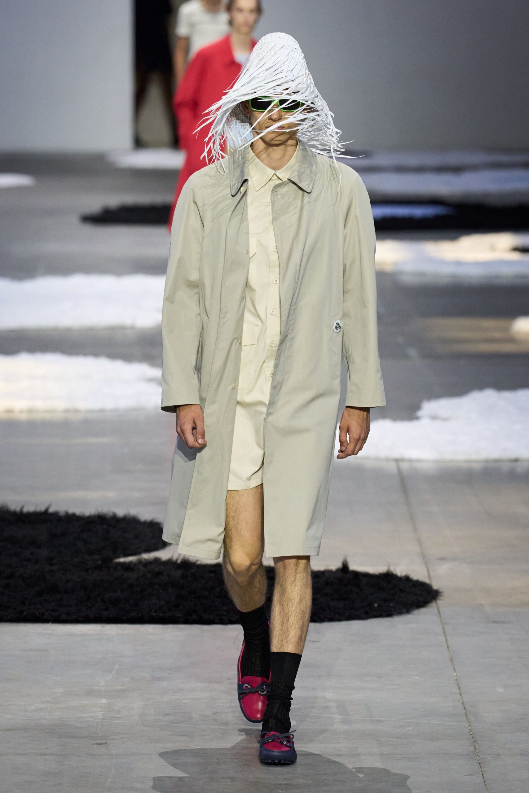 gray coat beige shirt pink shoes