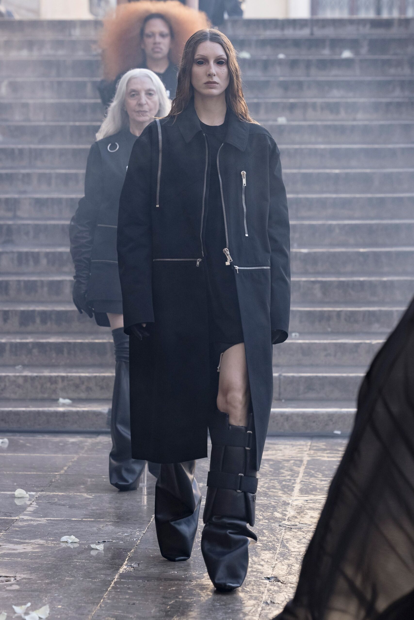 black cotton long-sleeve collared oversized zippered coat