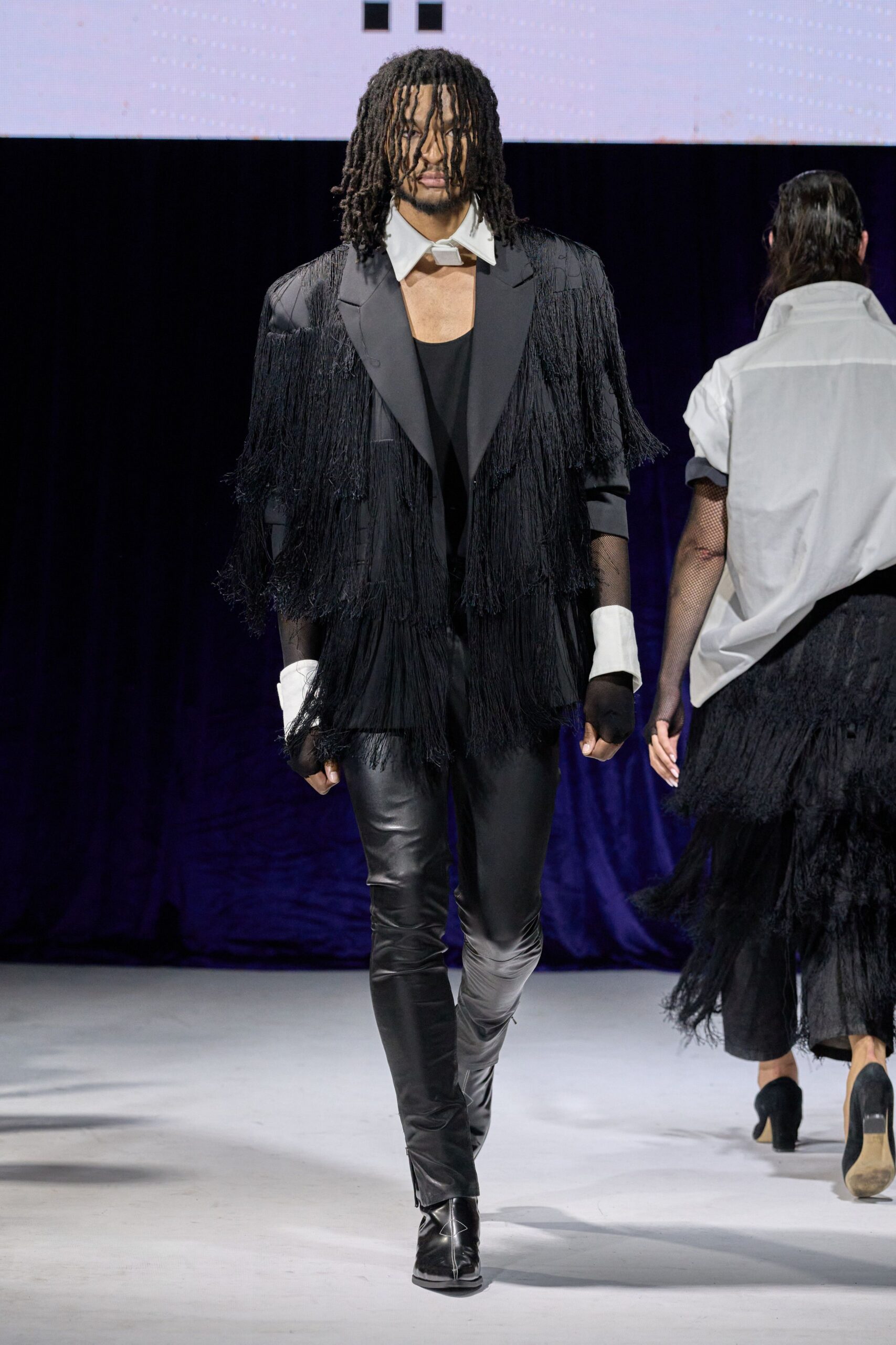 black wool long-sleeve collared fitted fringed blazer