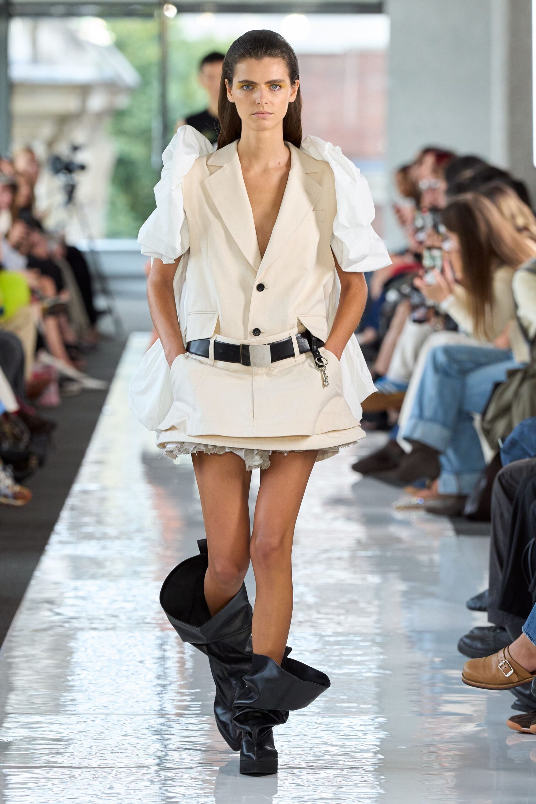 beige cotton short-sleeve v-neck tailored buttoned blazer