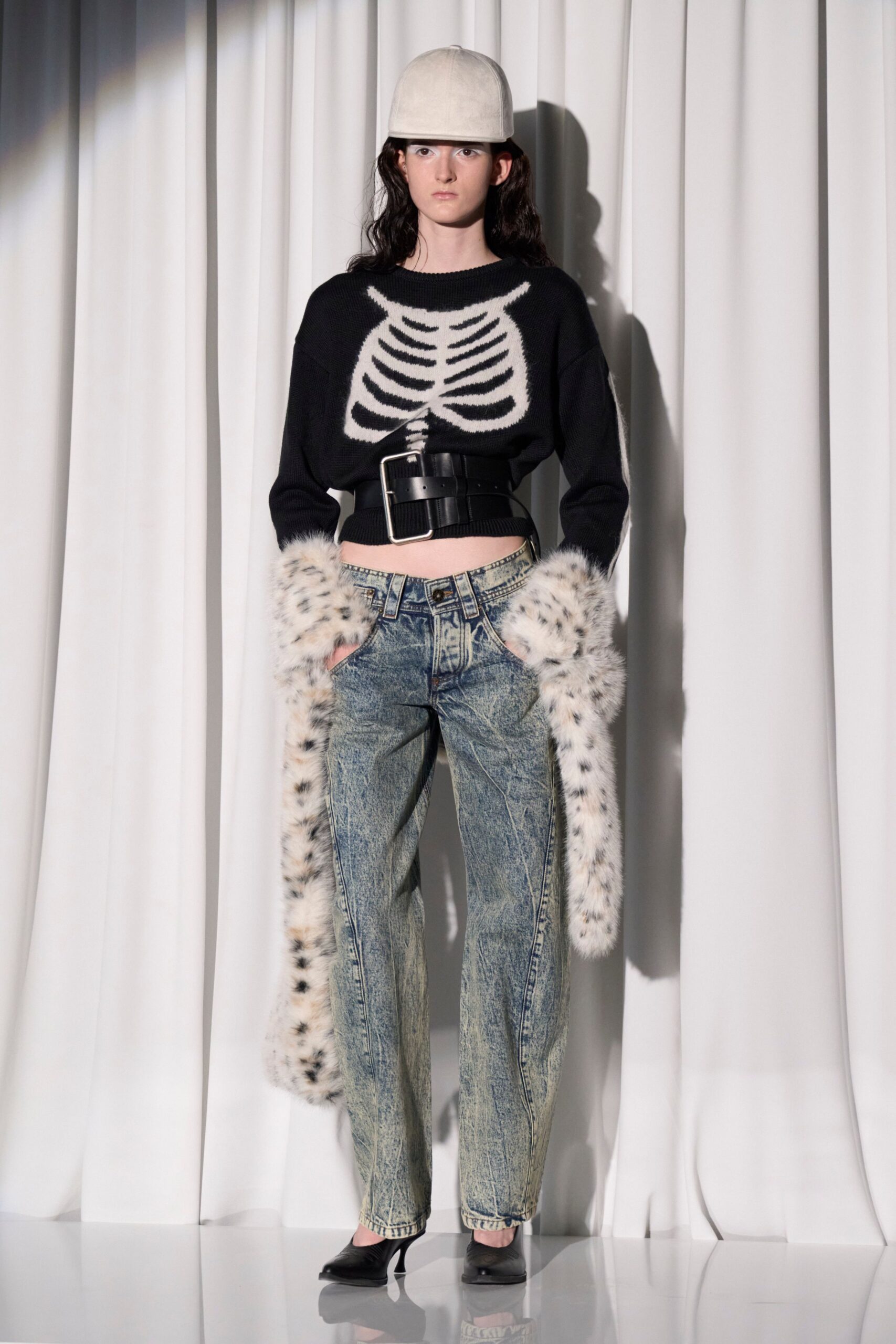 black wool long-sleeve collared fitted printed sweater