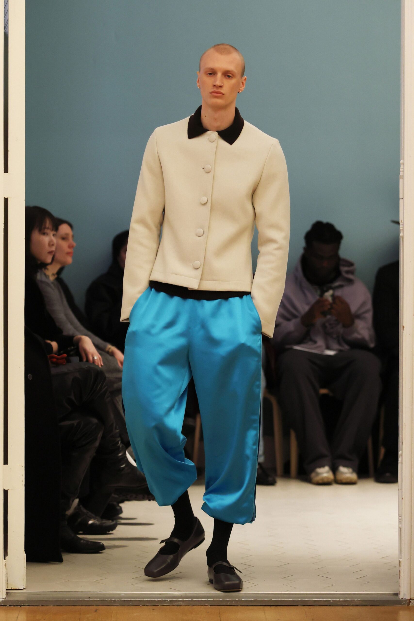 white wool long-sleeve collared fitted buttoned jacket