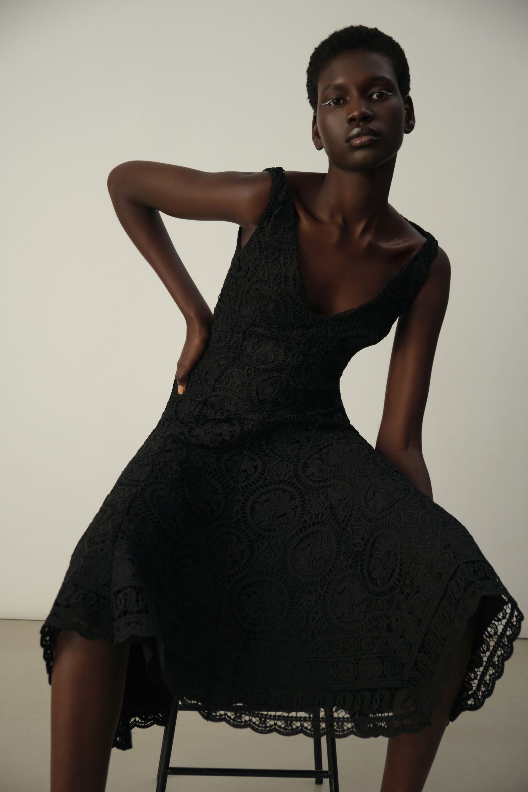 black lace sleeveless dress