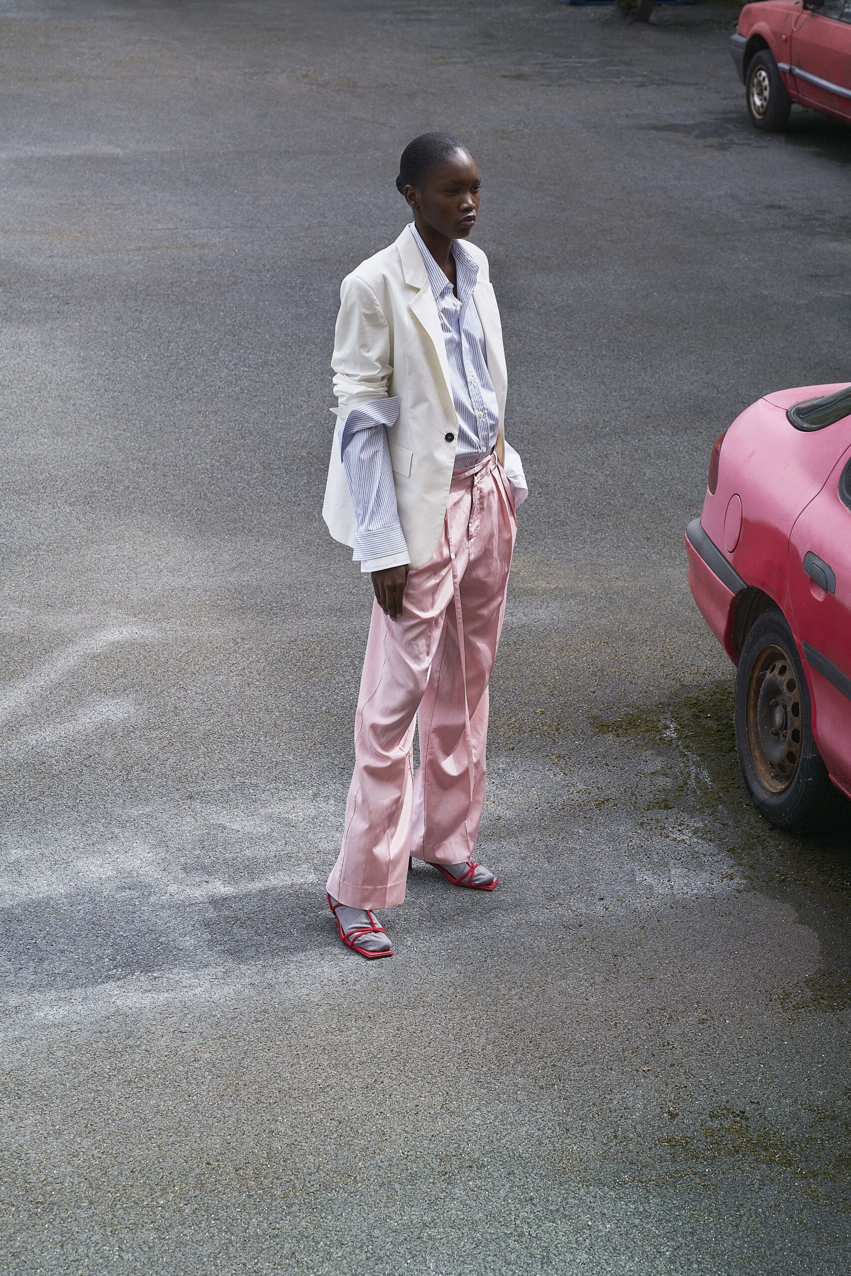 pink fitted high-waisted pleated pants