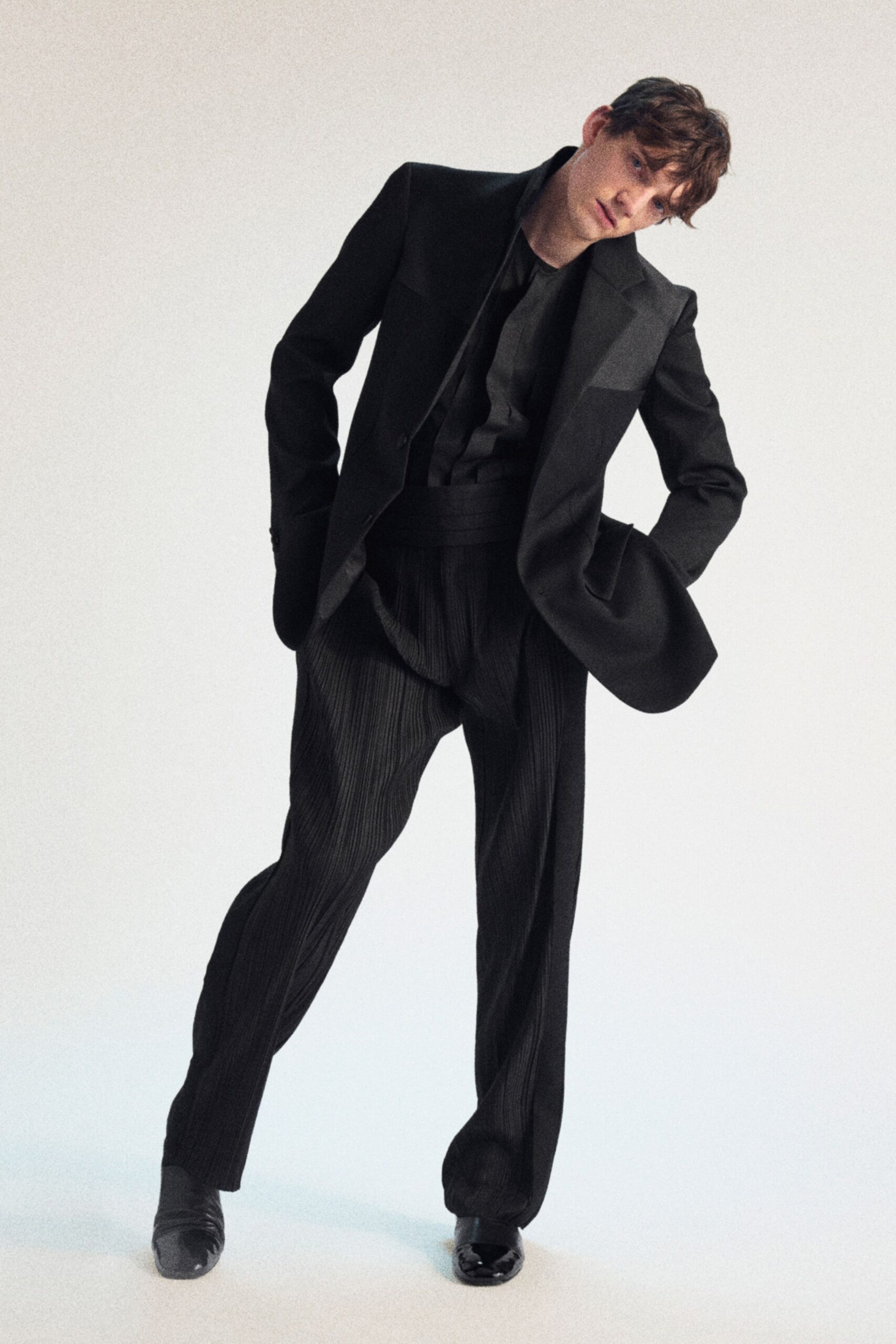black wool long-sleeve collared tailored buttoned pleated suit