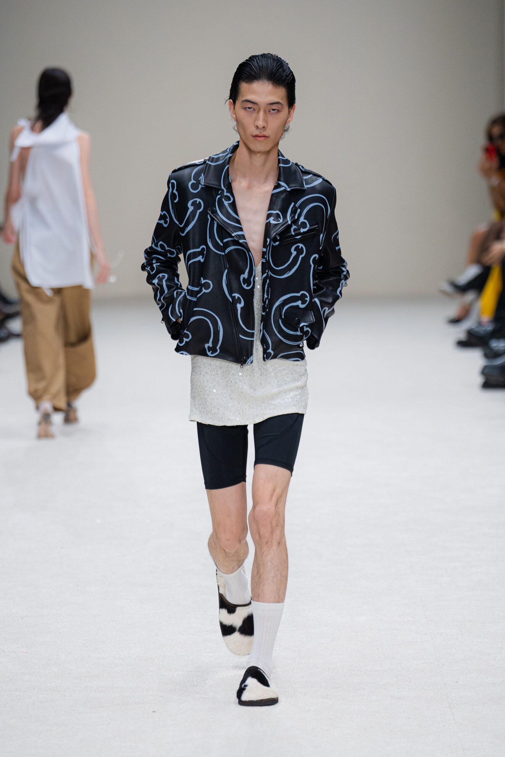 black silk long-sleeve collared fitted printed jacket