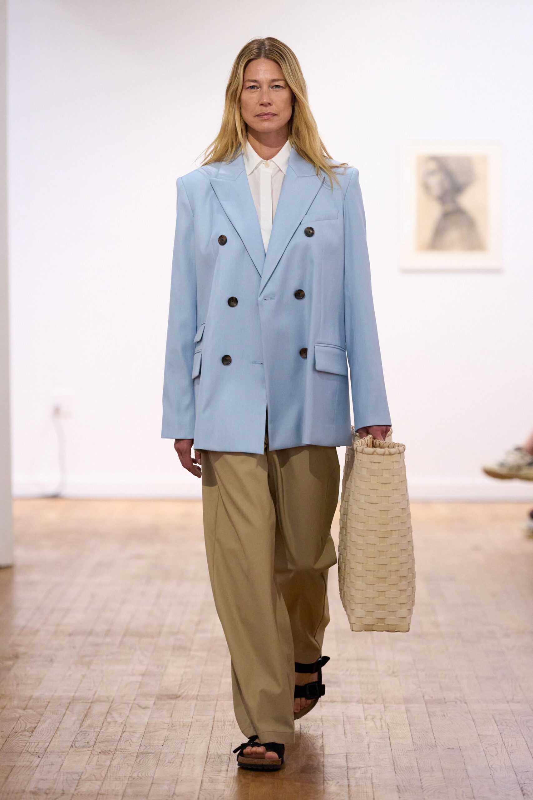 oversized blue blazer with beige pants