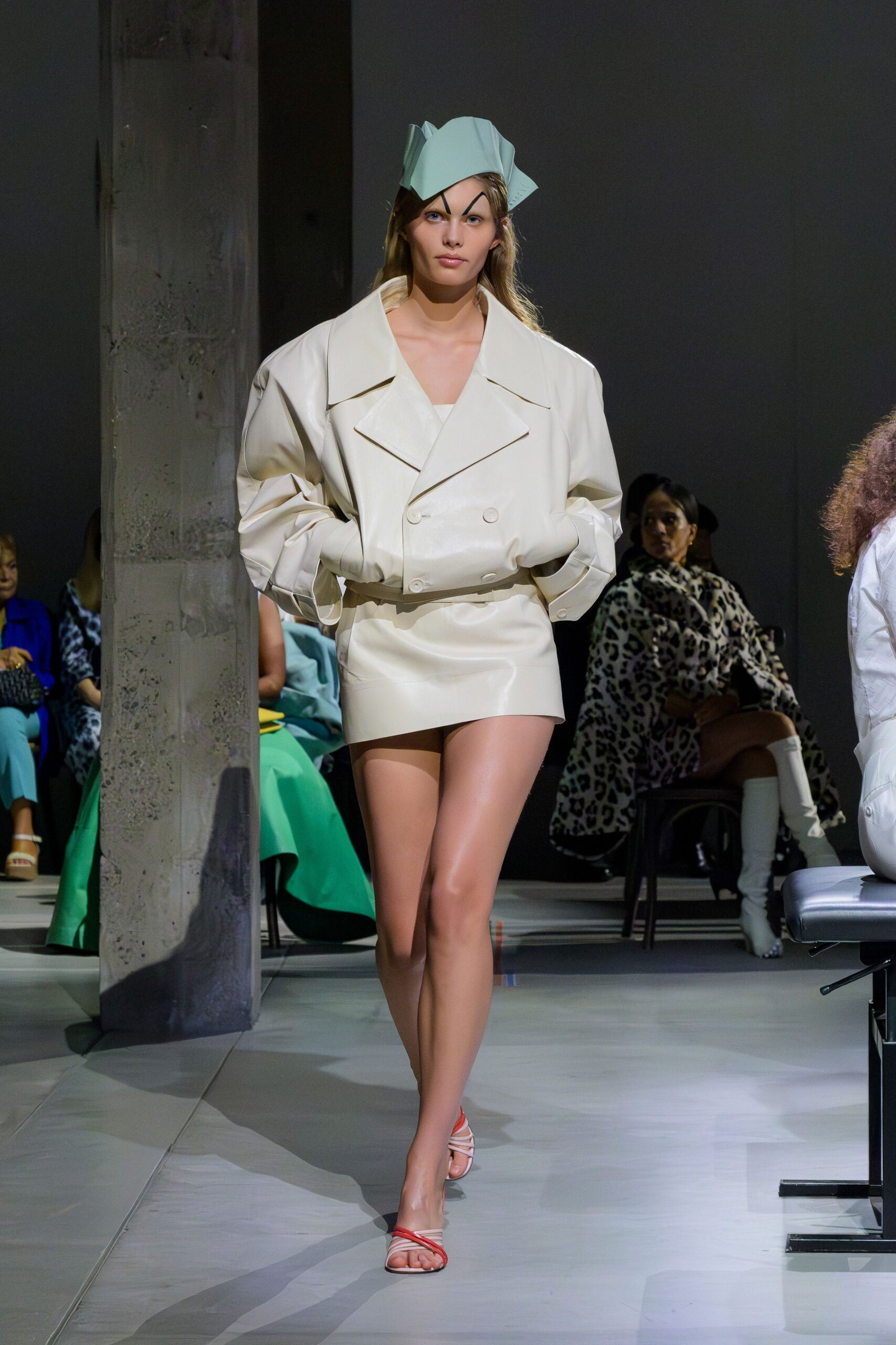 white cotton long-sleeve collared oversized buttoned short jacket