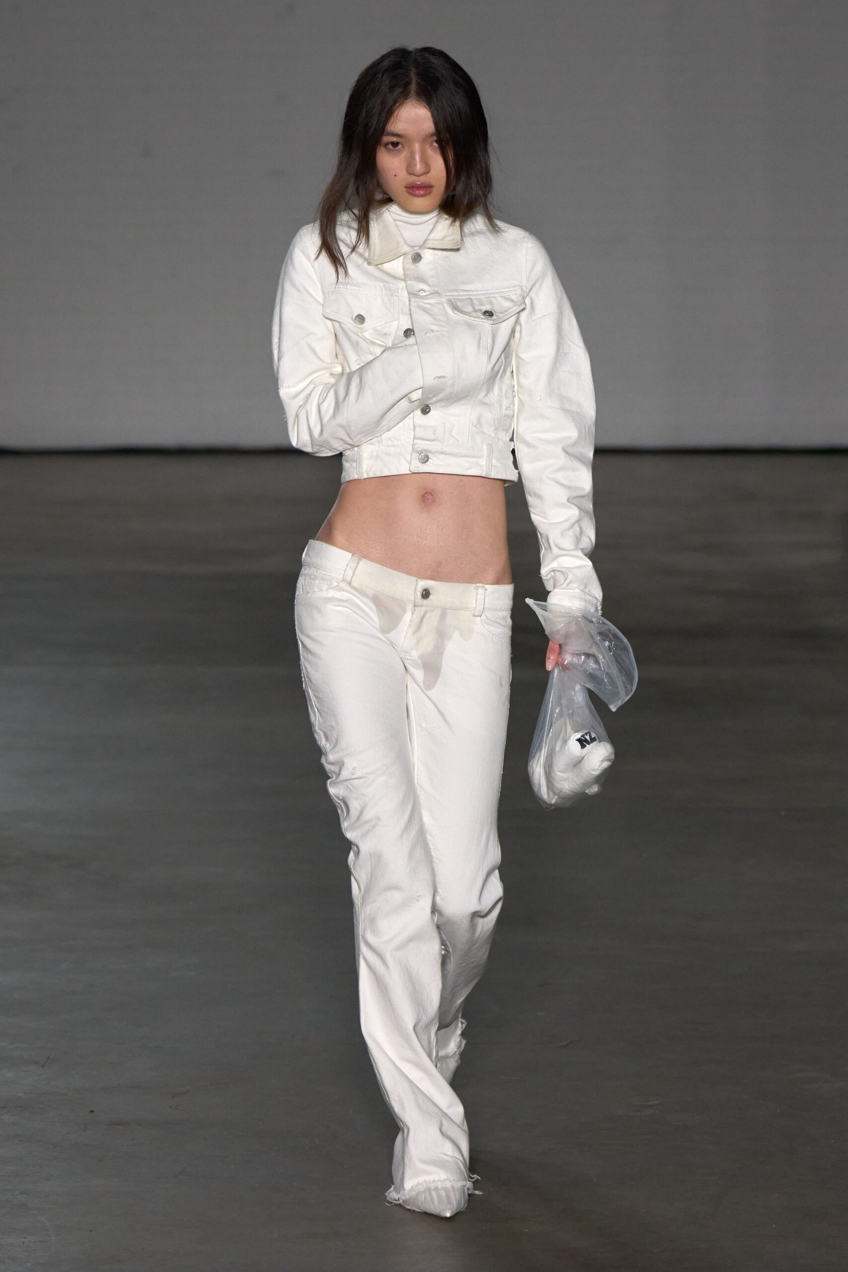 white denim long-sleeve collared fitted cropped jacket