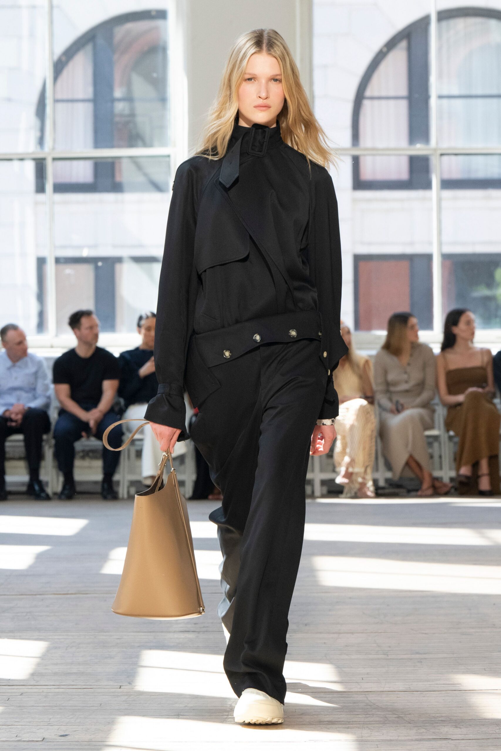 black cotton long-sleeve collared fitted buttoned top