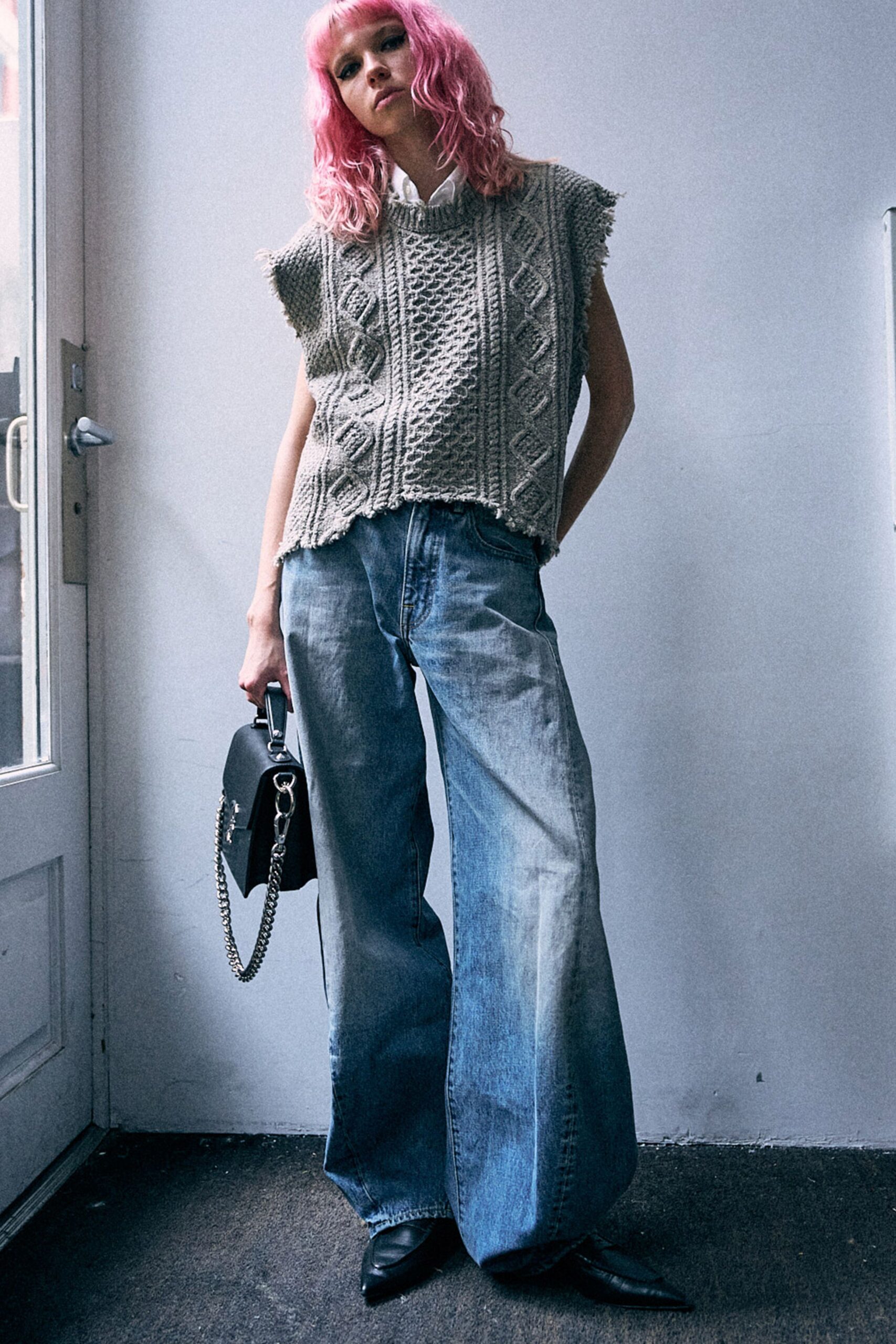 gray knitted sweater with blue jeans