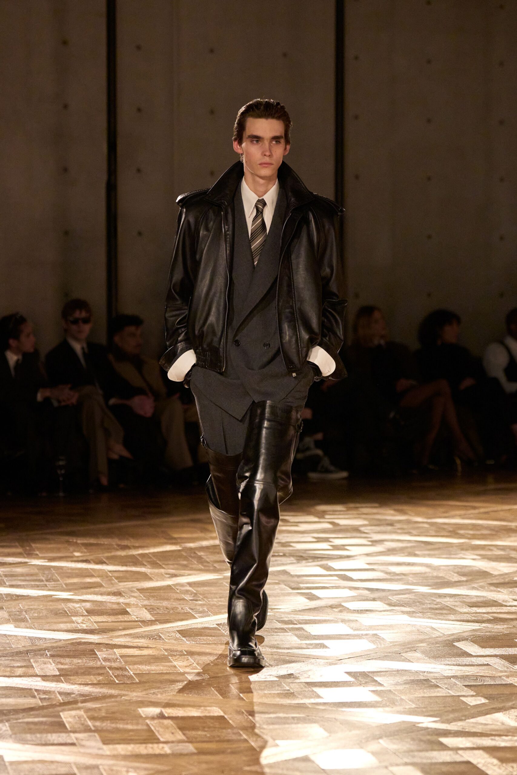 gray collared tailored buttoned suit