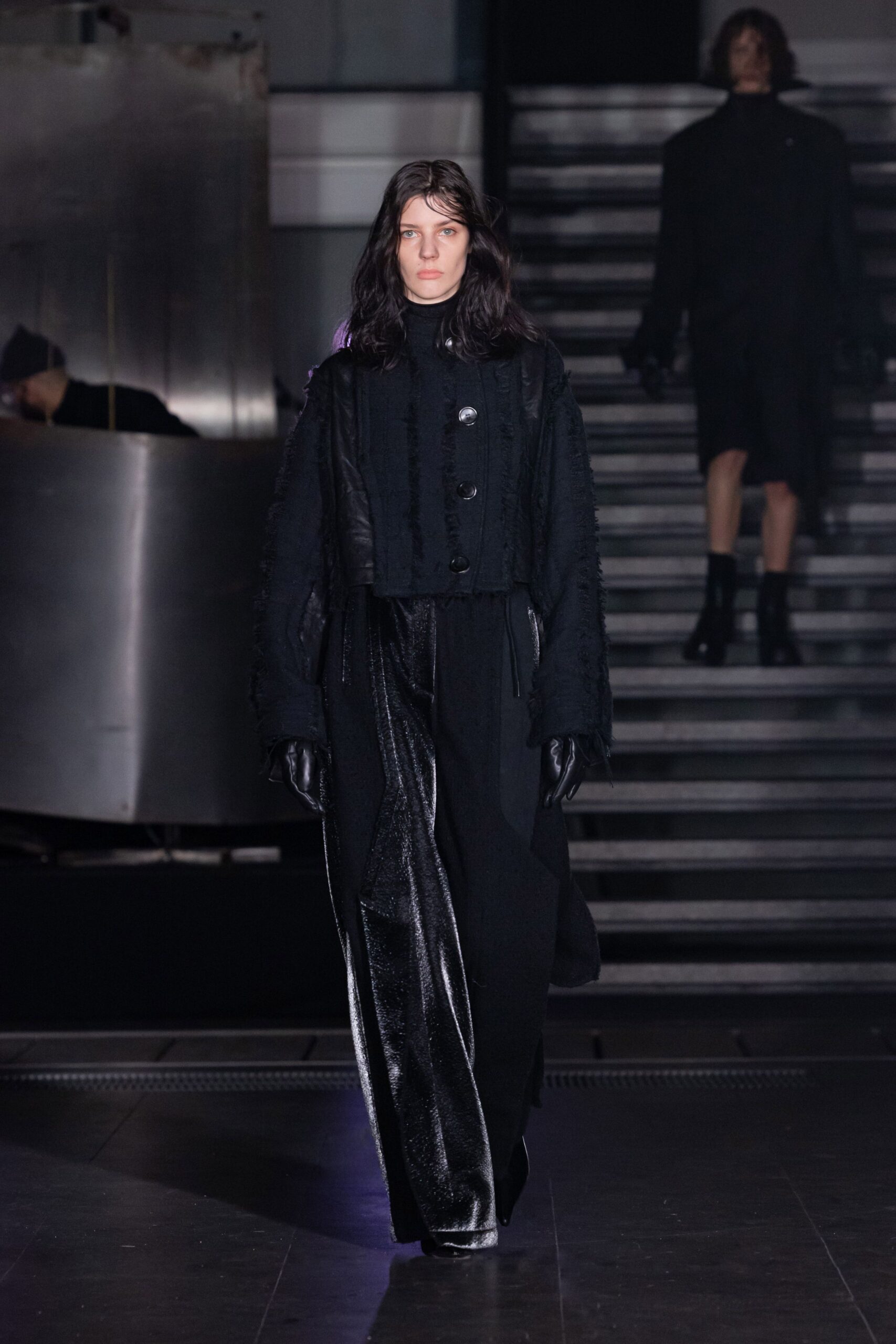 black leather fitted gloves