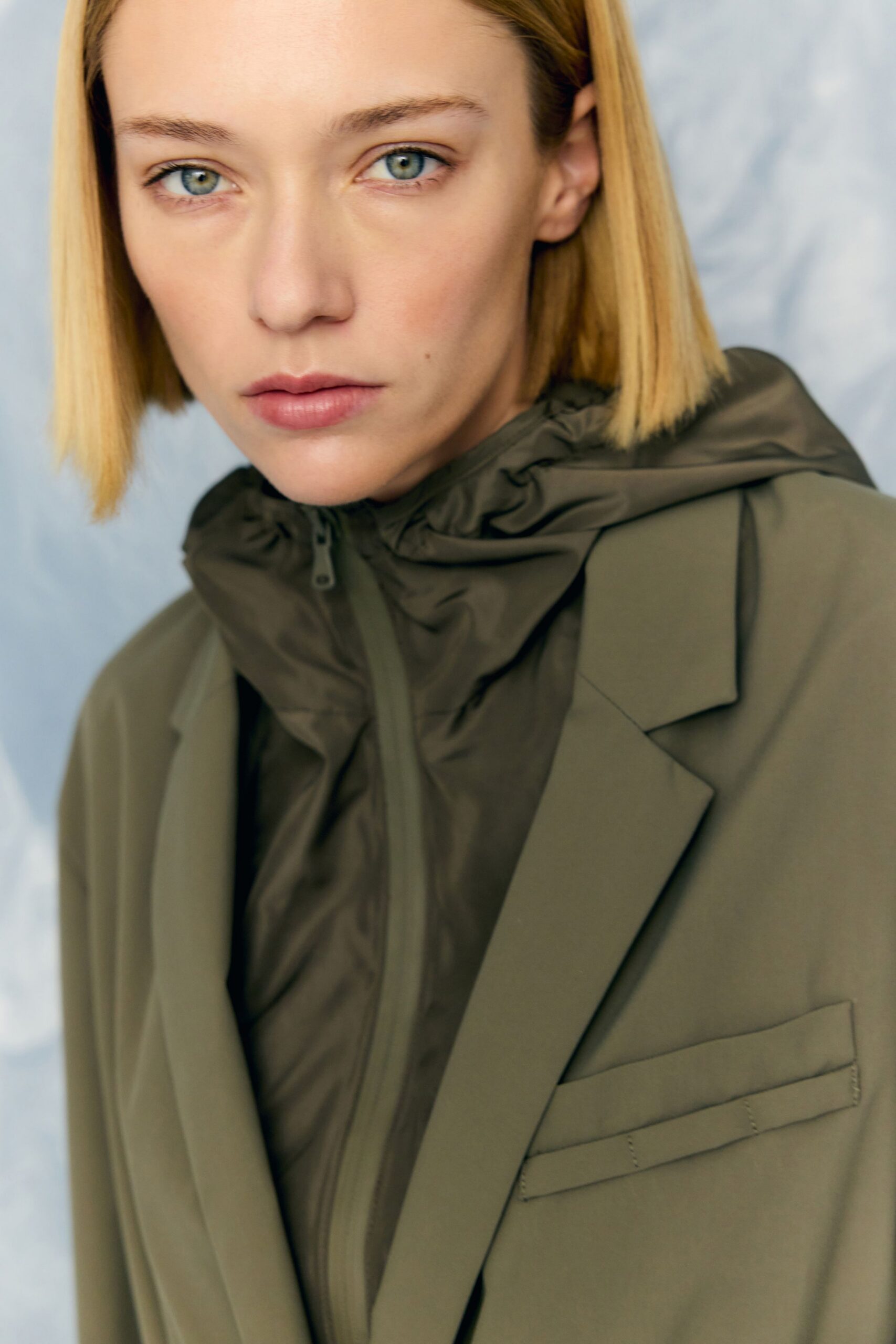 green cotton long-sleeve collared fitted buttoned blazer