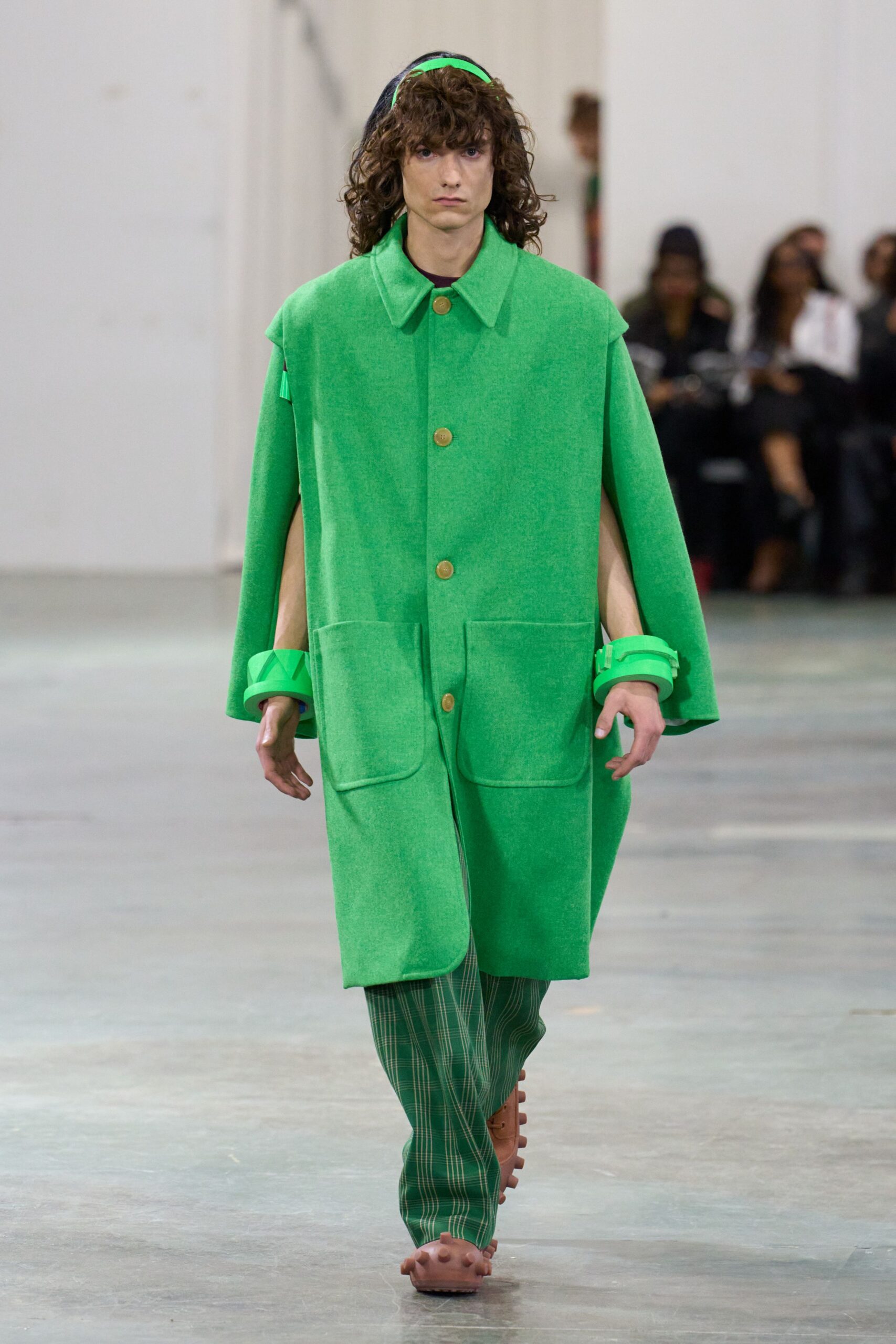green wool long-sleeve collared relaxed pockets buttoned cape
