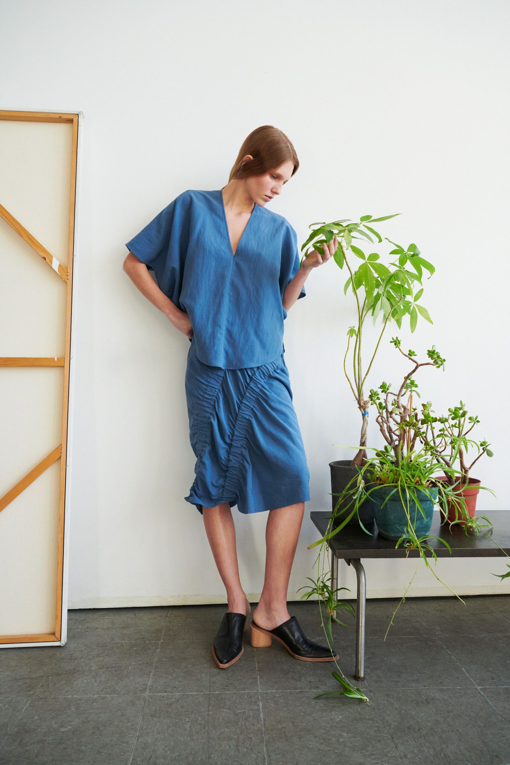 blue relaxed midi dress with black shoes