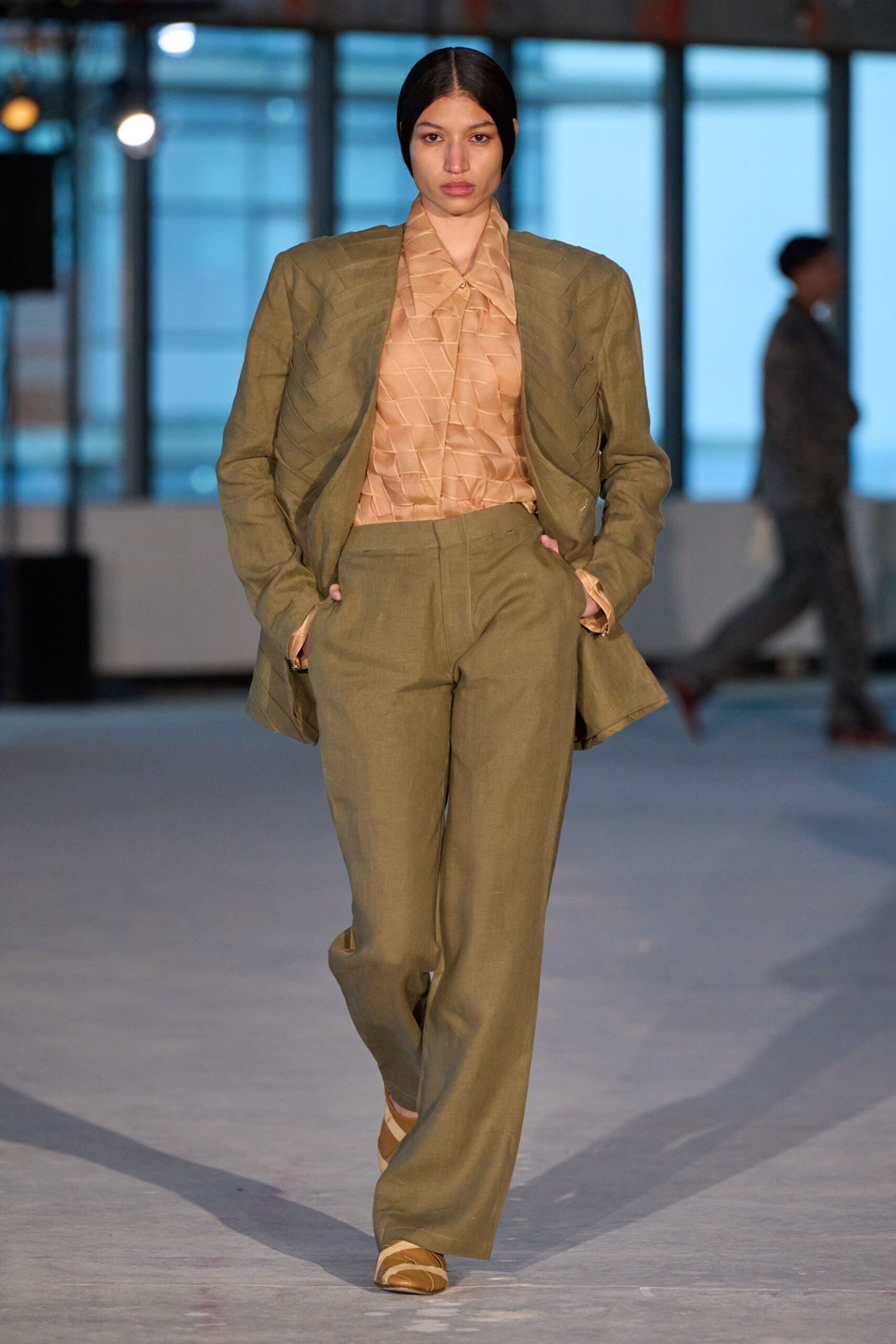 beige cotton long-sleeve collared fitted pleated shirt