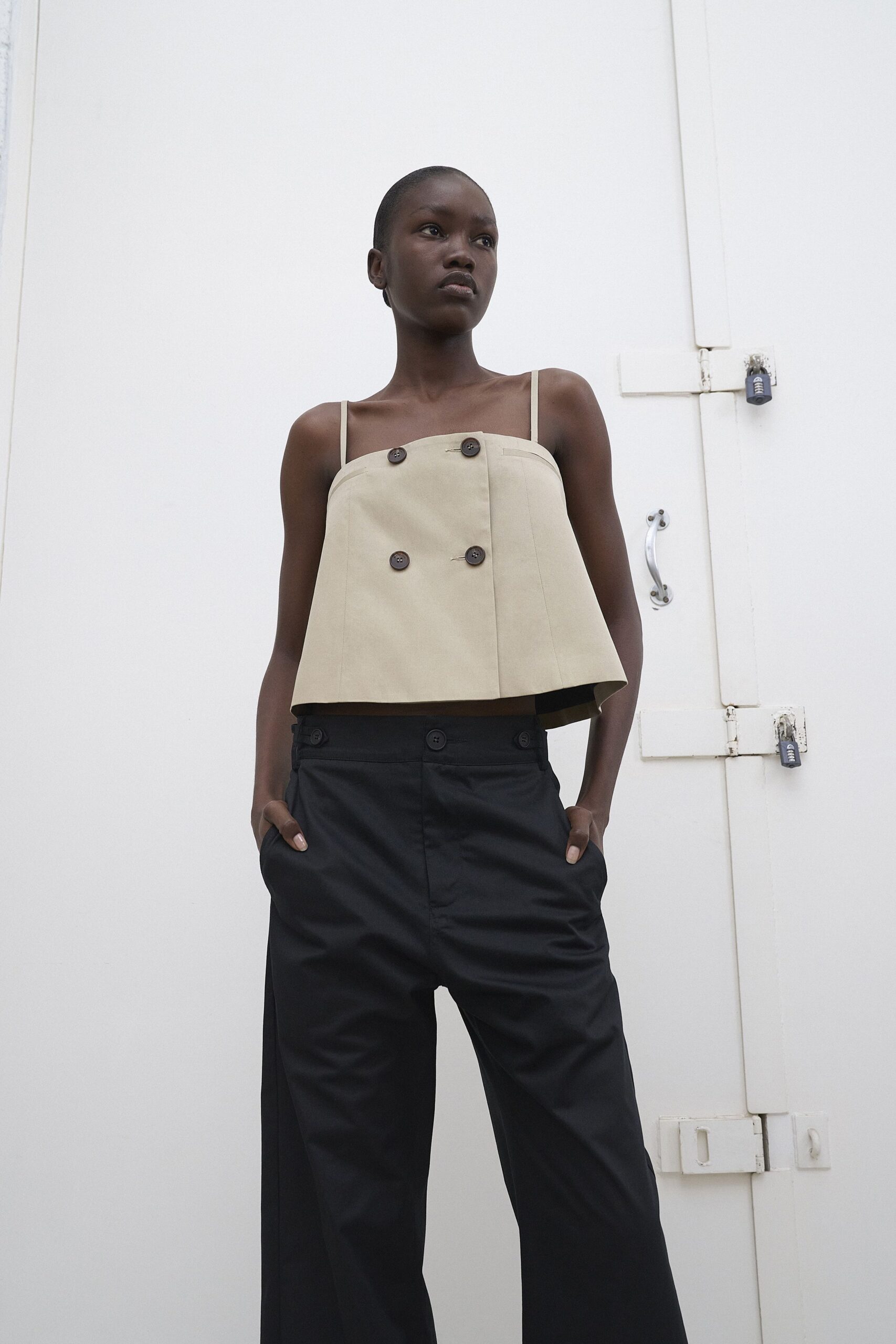 beige cotton sleeveless collared fitted buttoned cropped top