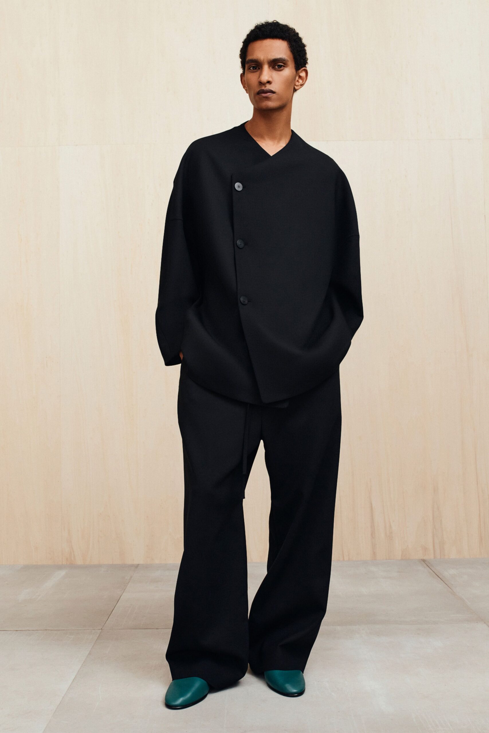black wool long-sleeve v-neck oversized buttoned jacket