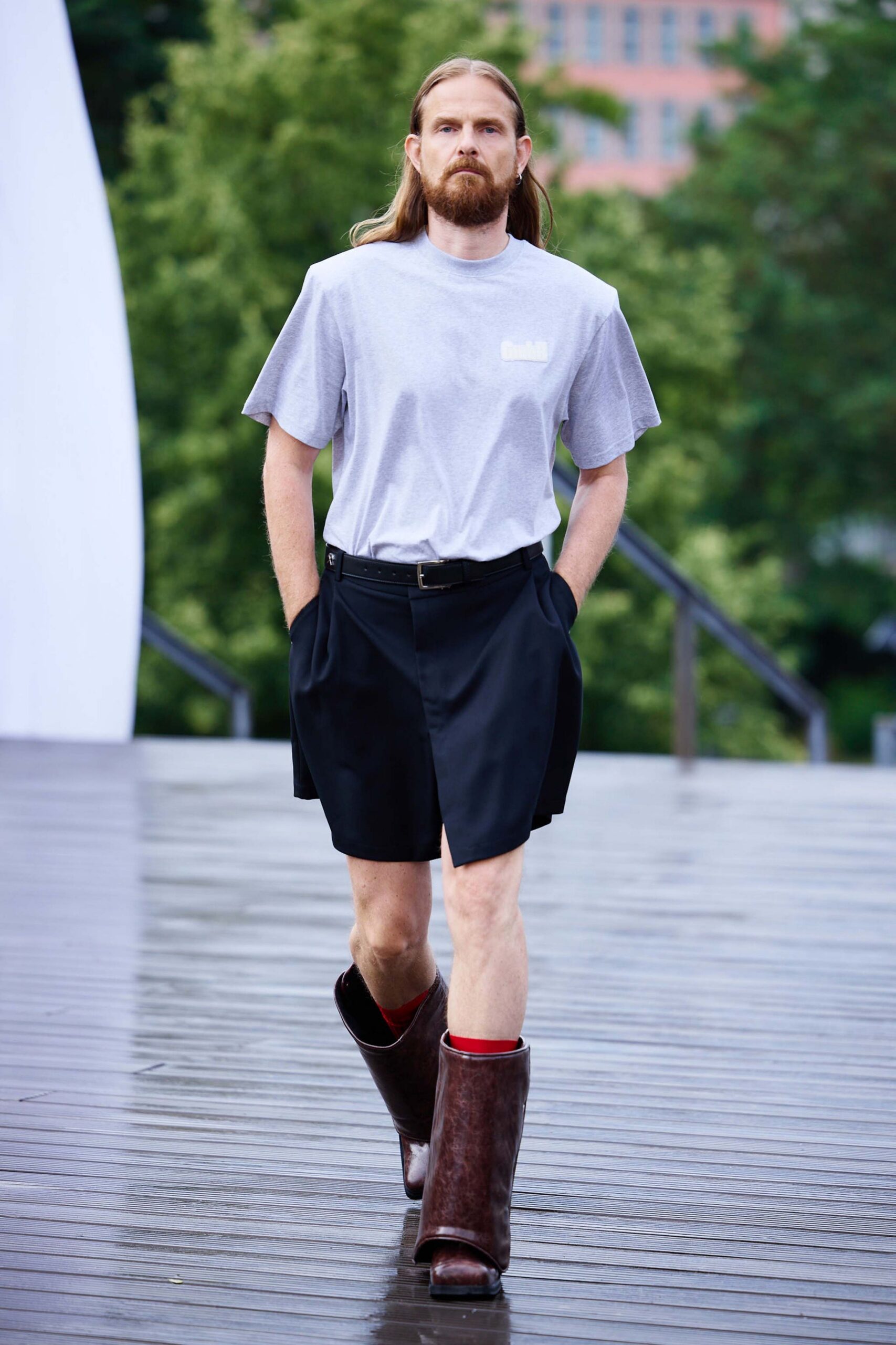 gray t-shirt black shorts brown boots