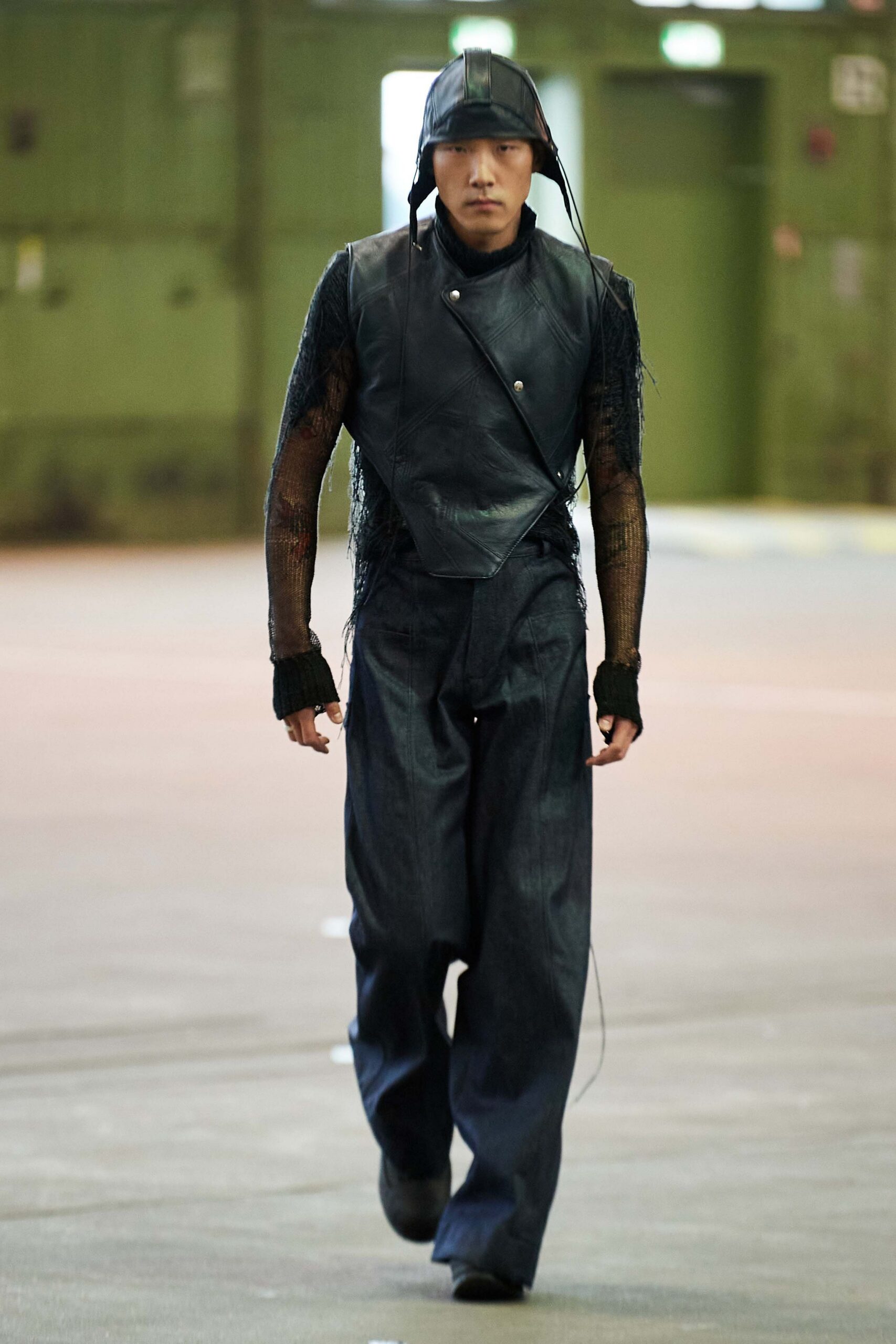 black leather sleeveless collared fitted zippered vest