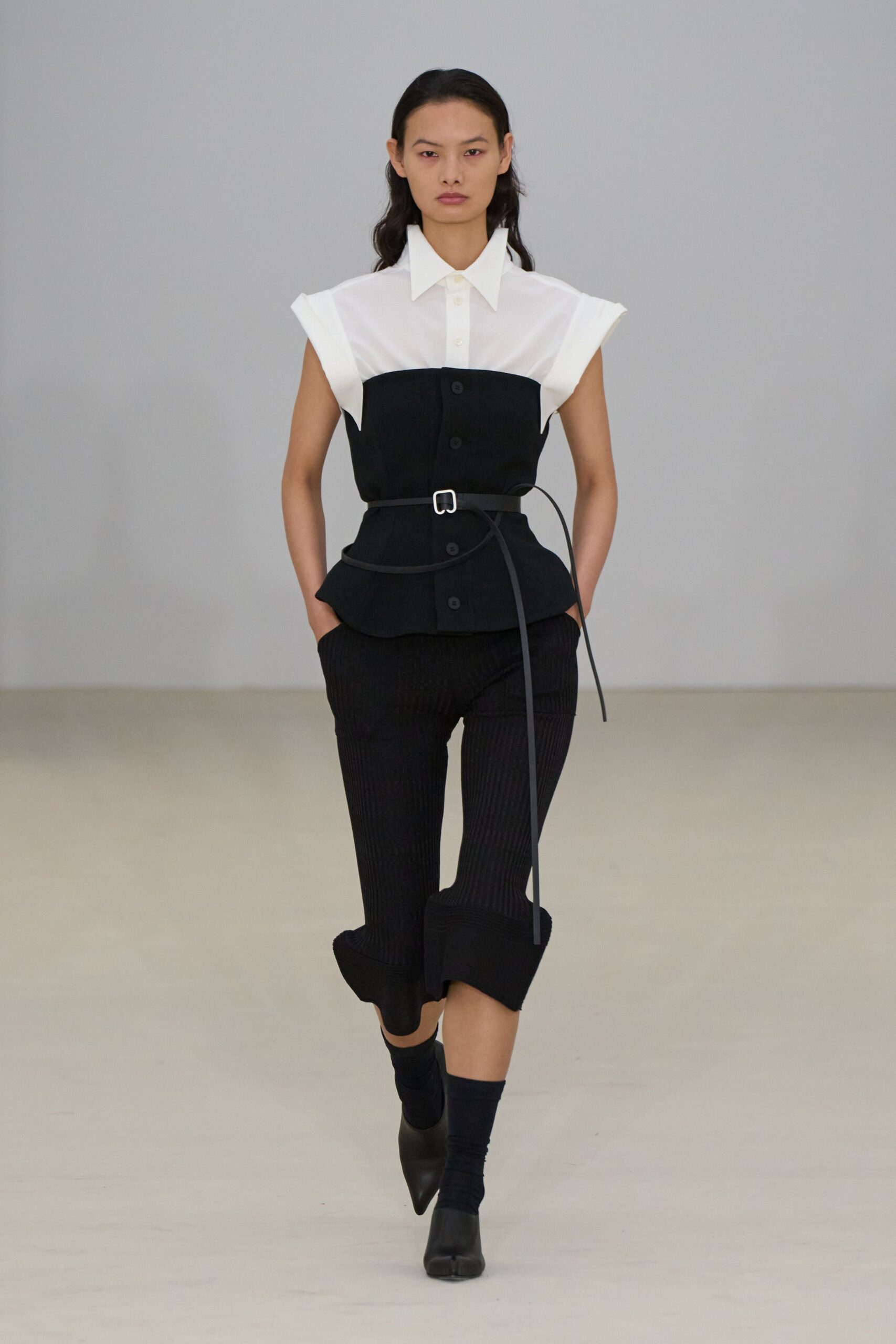 black fitted pleated cropped pants