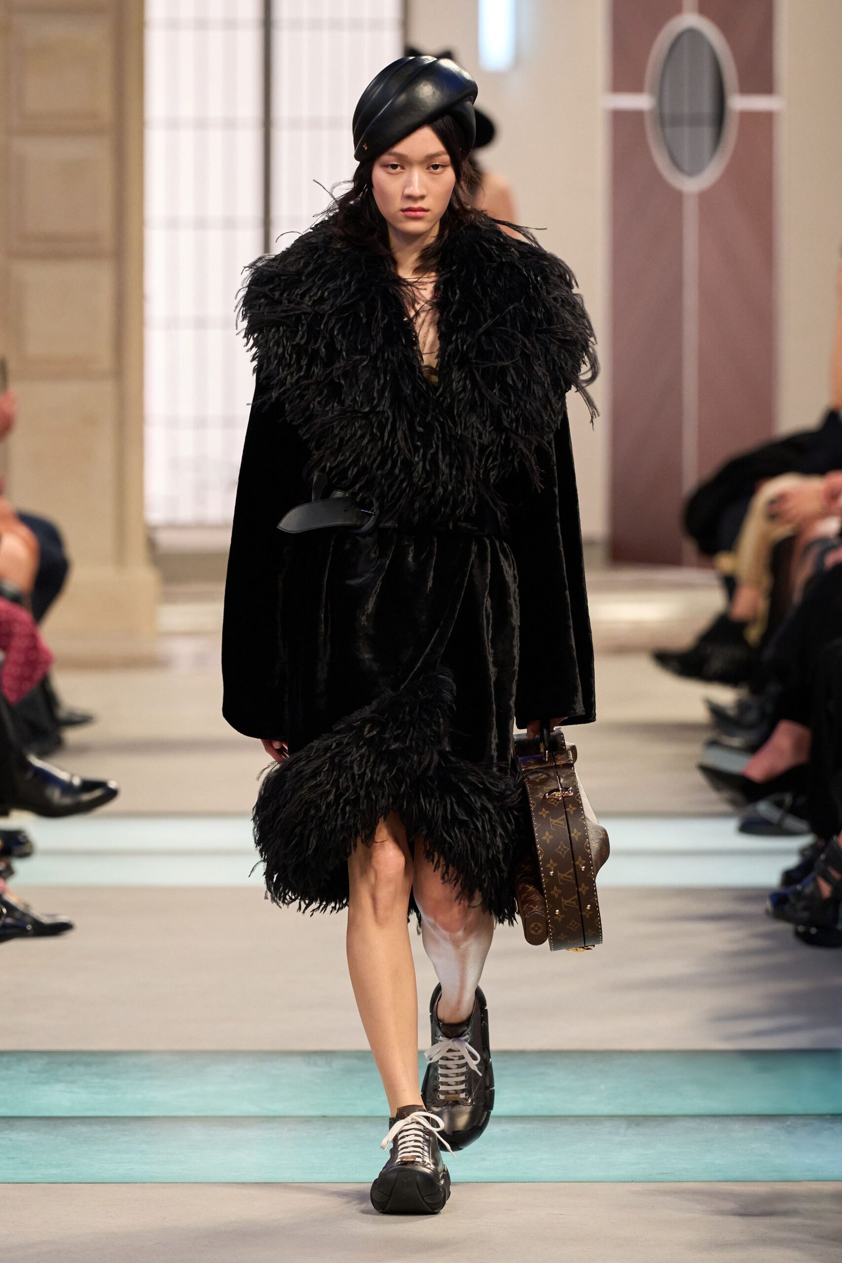 black fur long-sleeve fitted fringed short coat