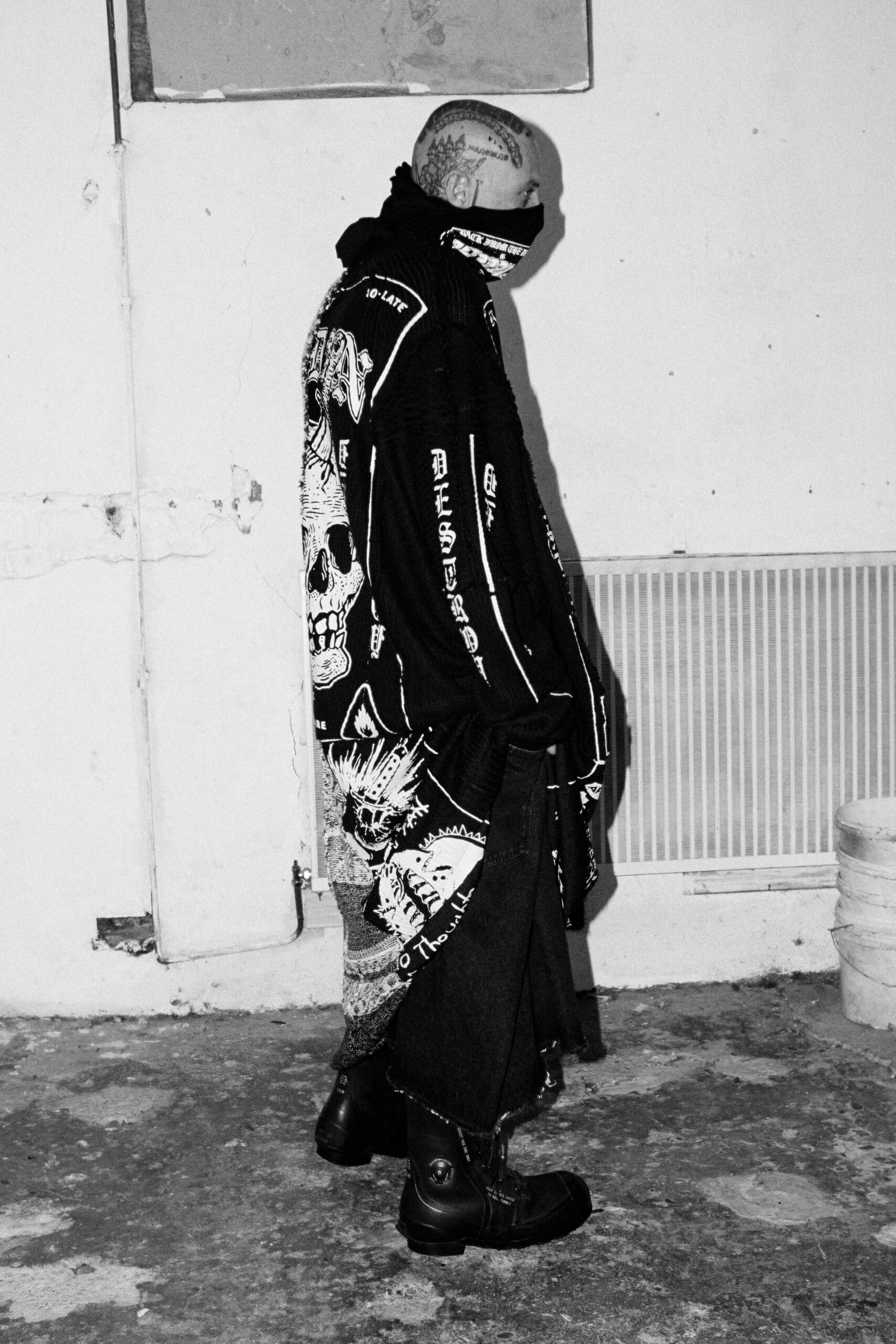 black cotton long-sleeve collared oversized printed coat