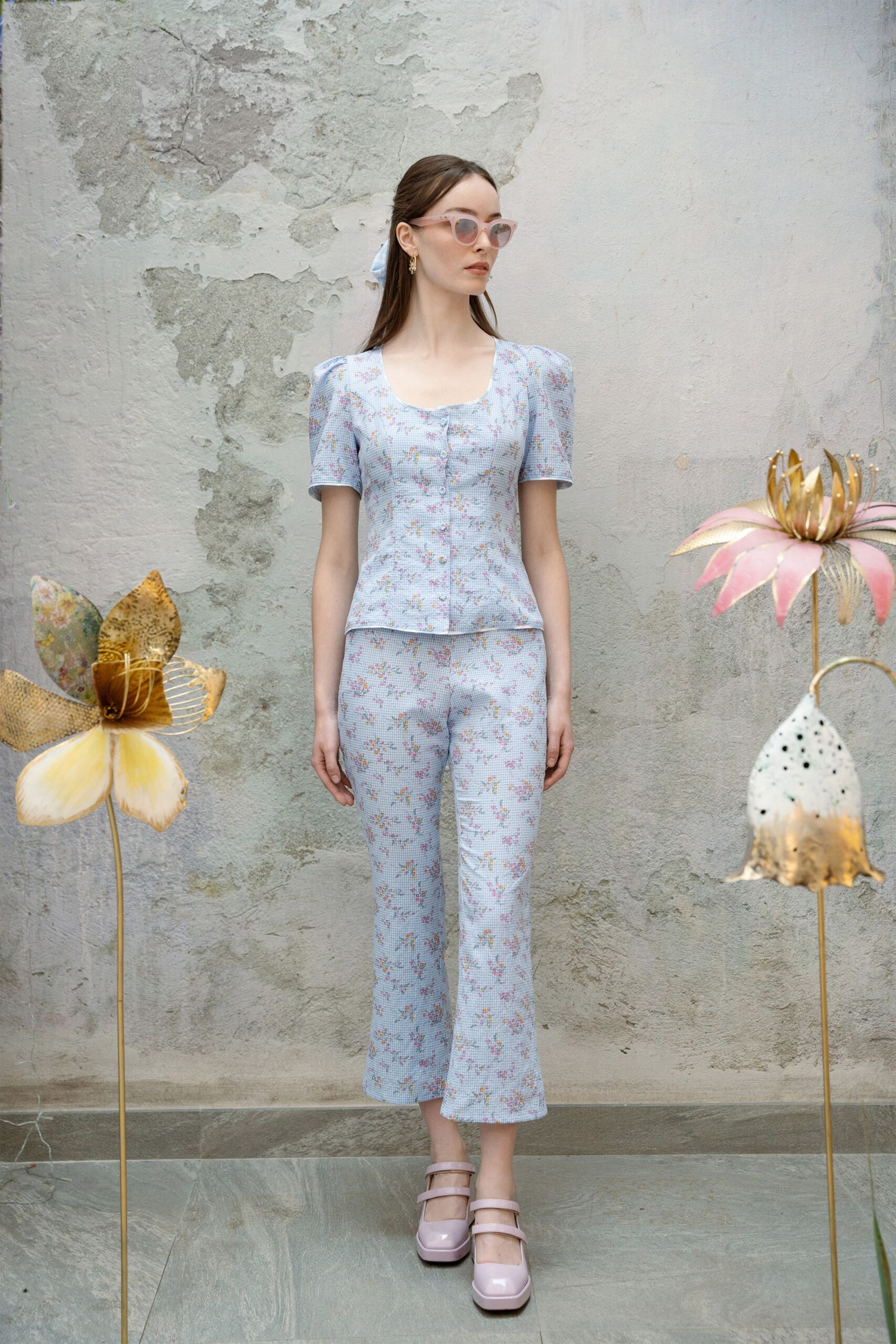blue cotton short-sleeve v-neck fitted floral top