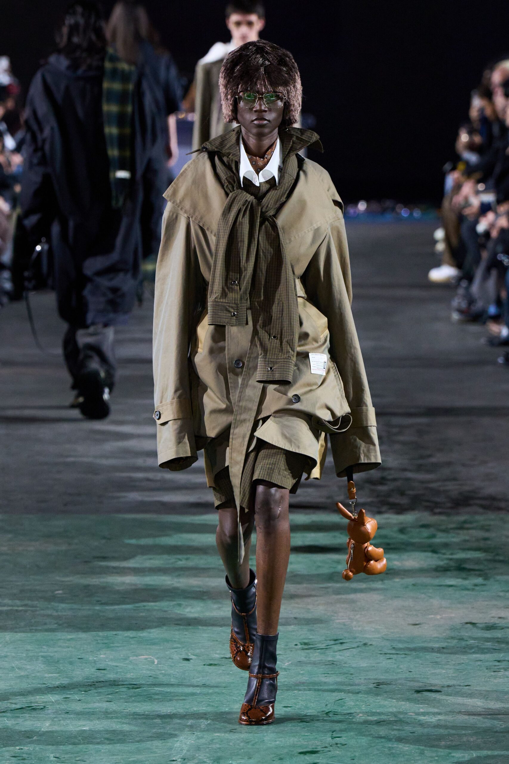 brown cotton long-sleeve collared relaxed buttoned pleated coat