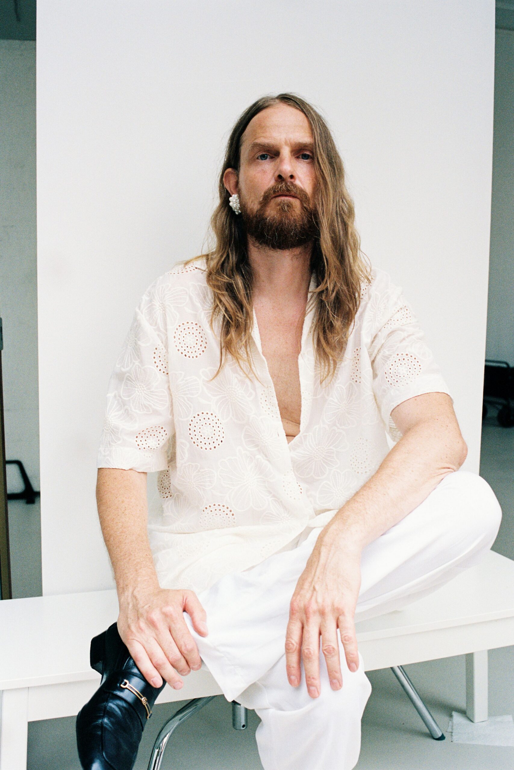 white cotton short-sleeve v-neck relaxed embroidered shirt