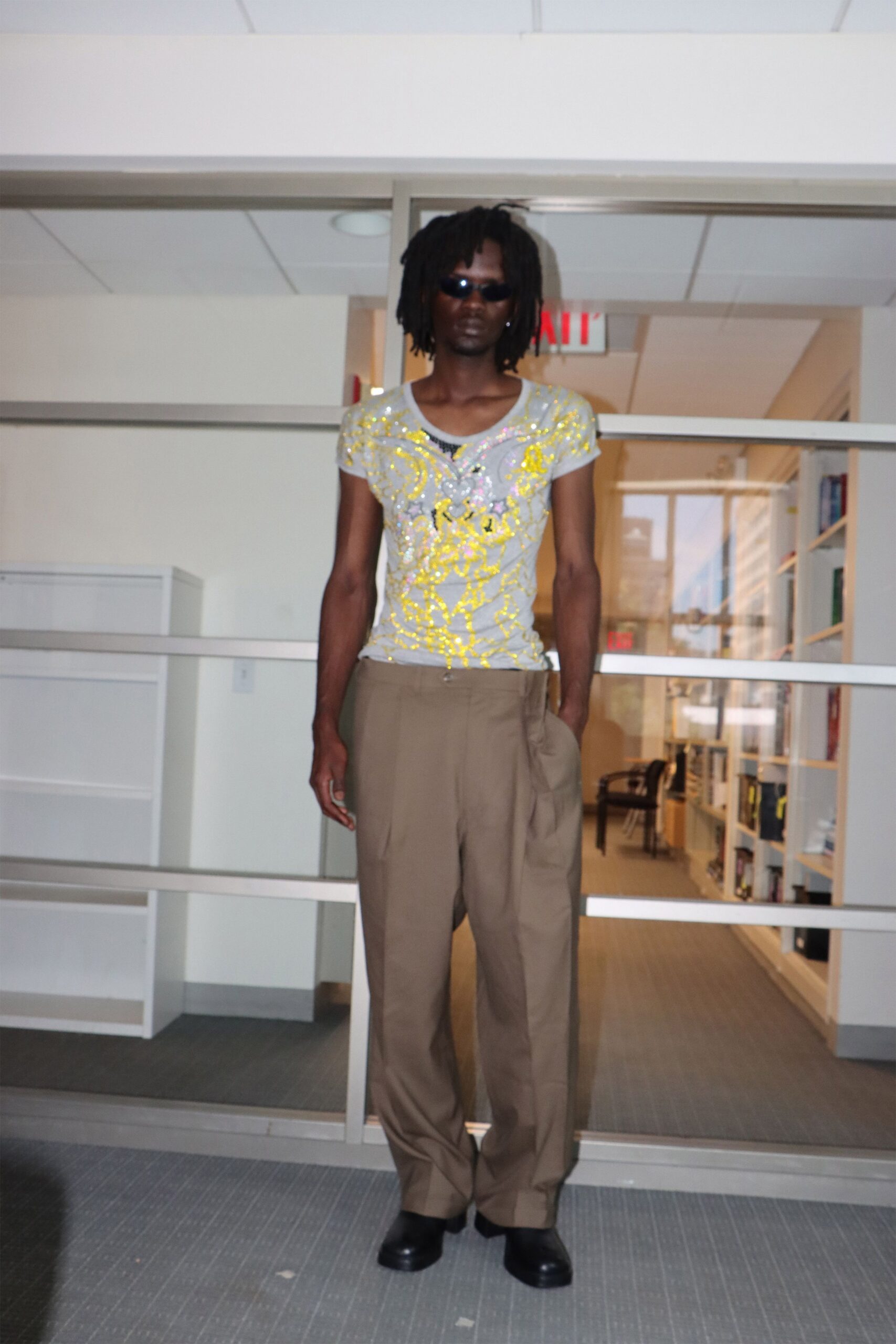 gray cotton short-sleeve v-neck fitted embroidered top