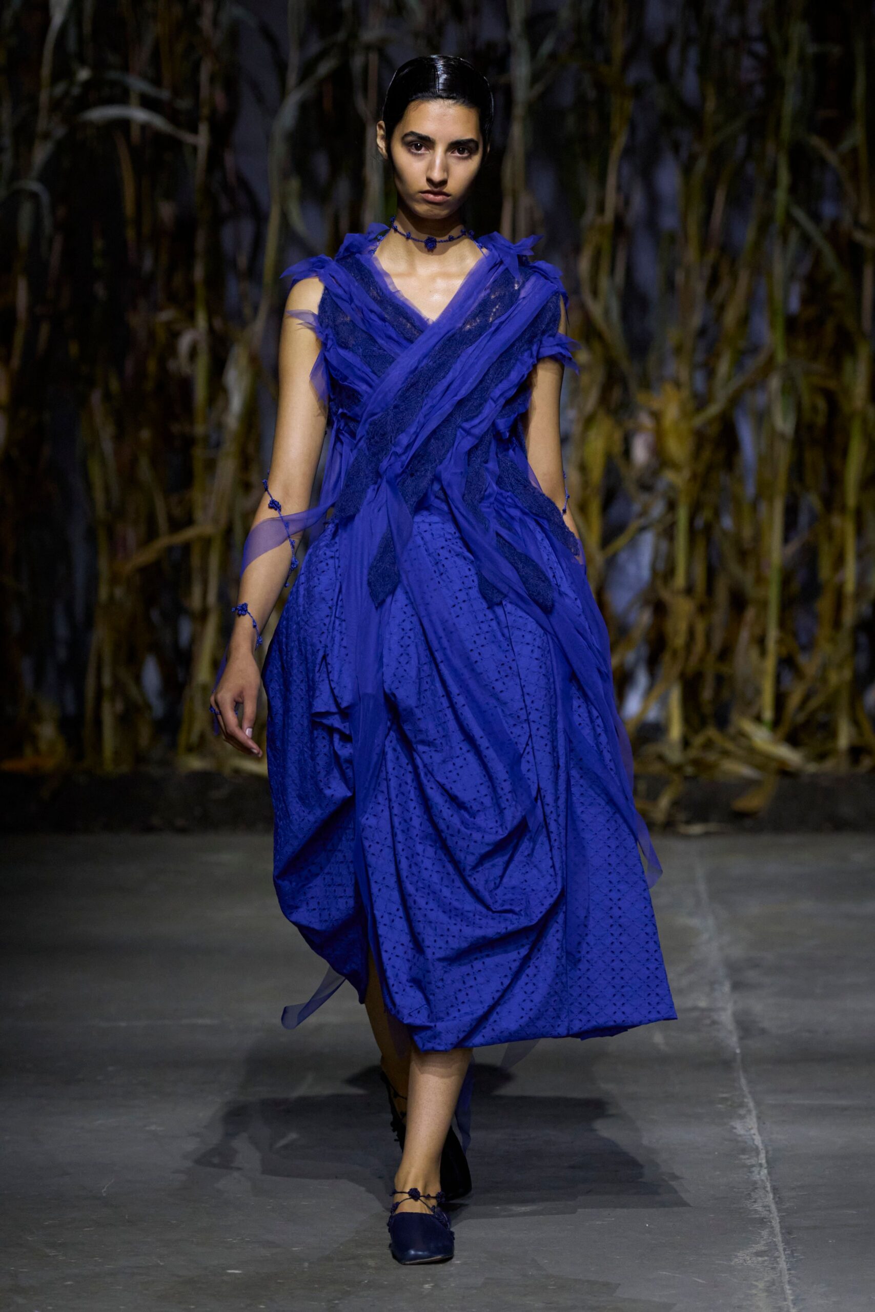 blue relaxed midi dress with shoes