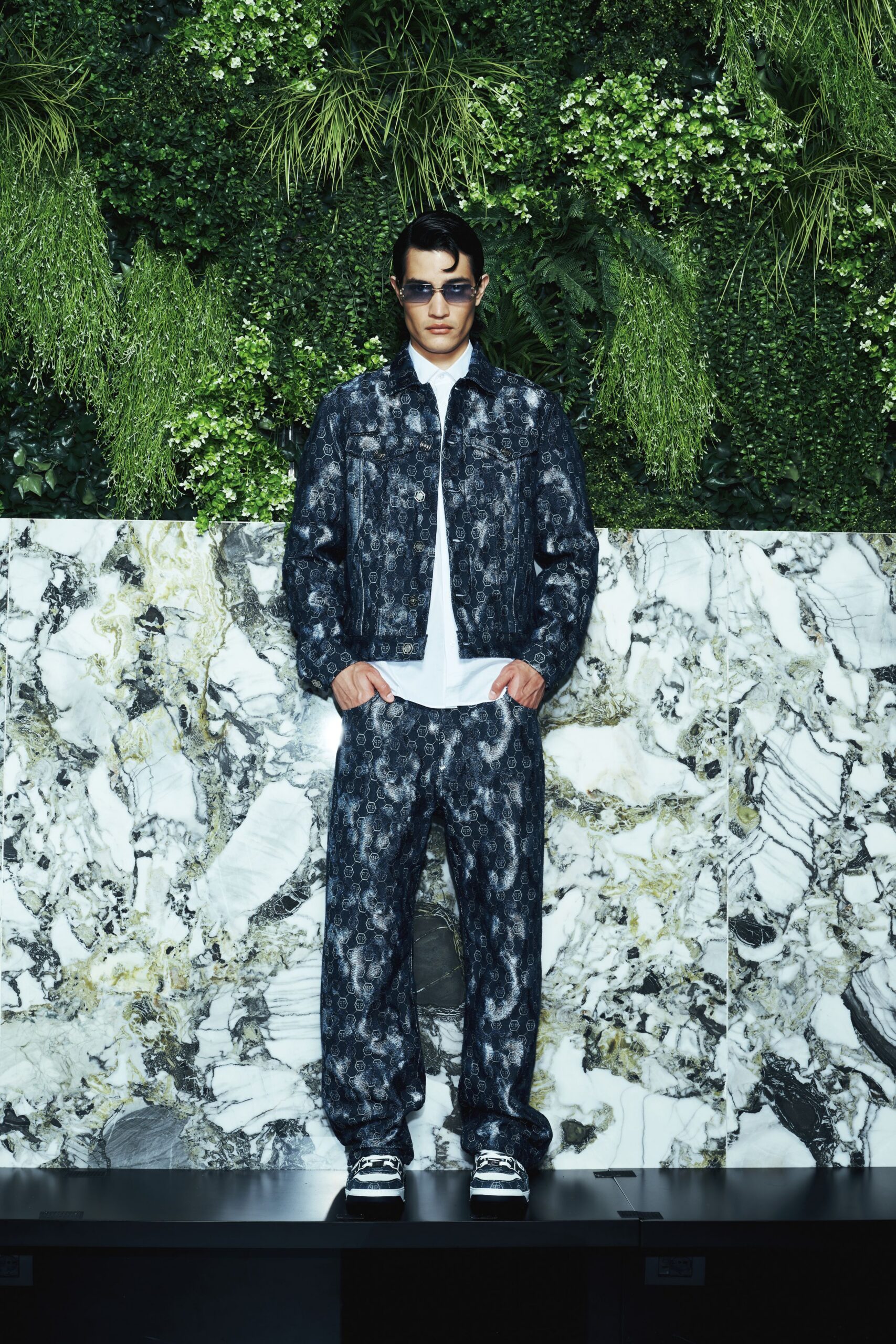 black denim long-sleeve collared fitted printed jacket