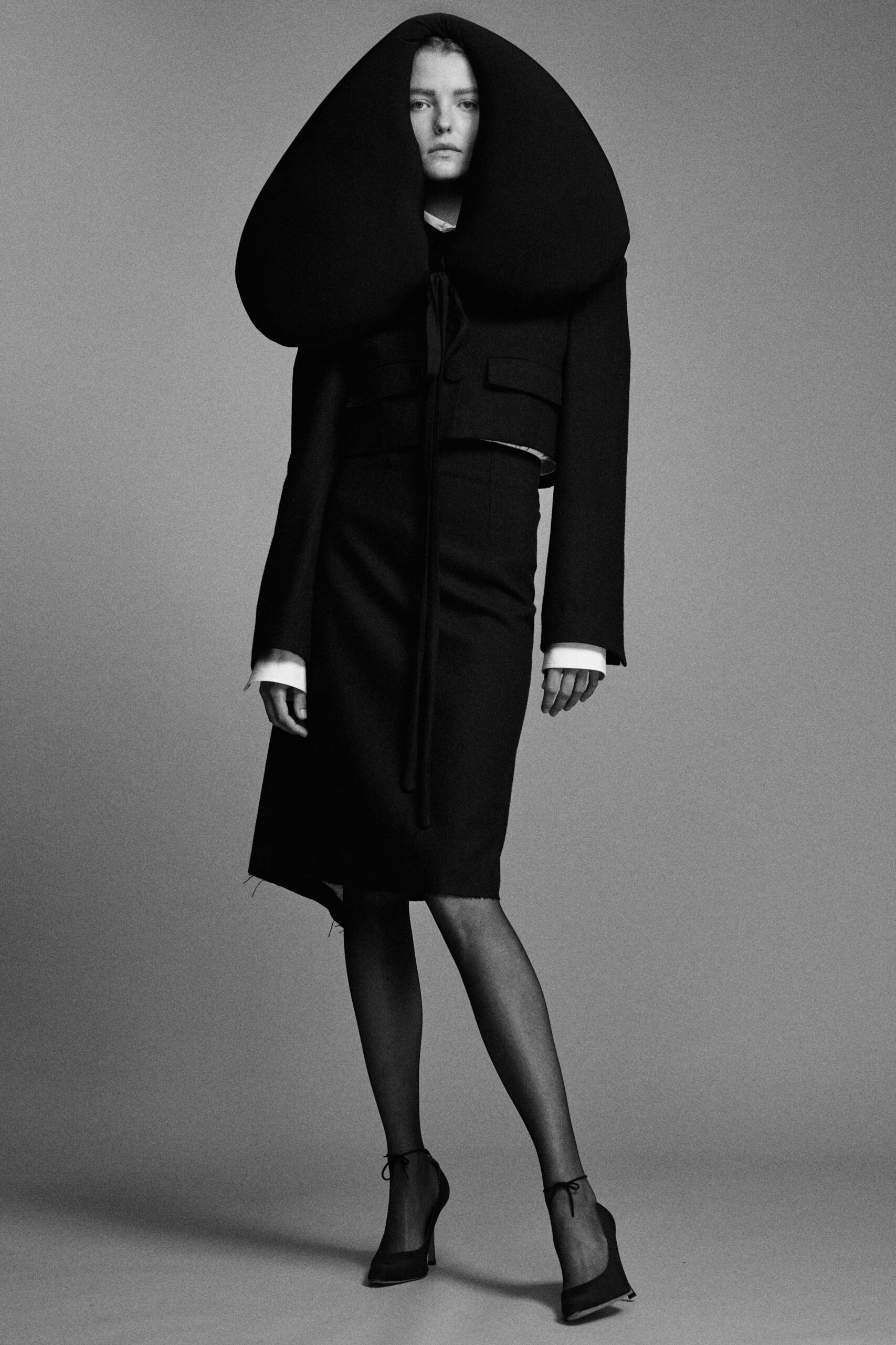 black wool long-sleeve collared structured pleated jacket