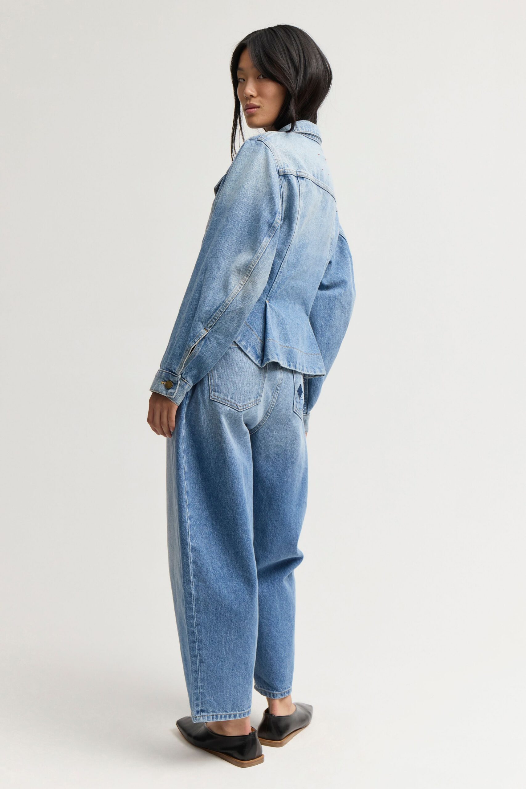 blue denim long-sleeve collared relaxed buttoned jacket