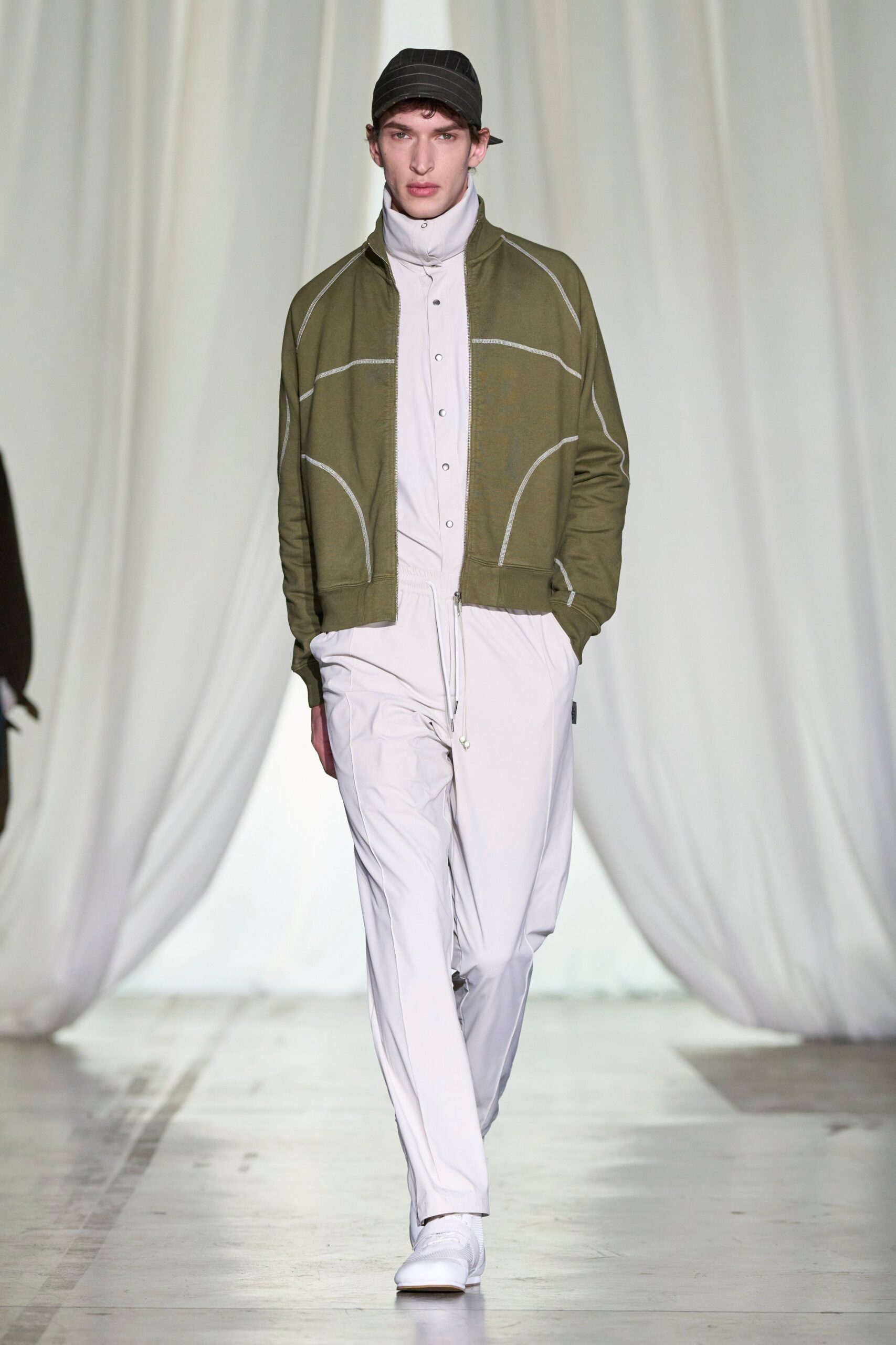 green cotton long-sleeve collared fitted zippered jacket