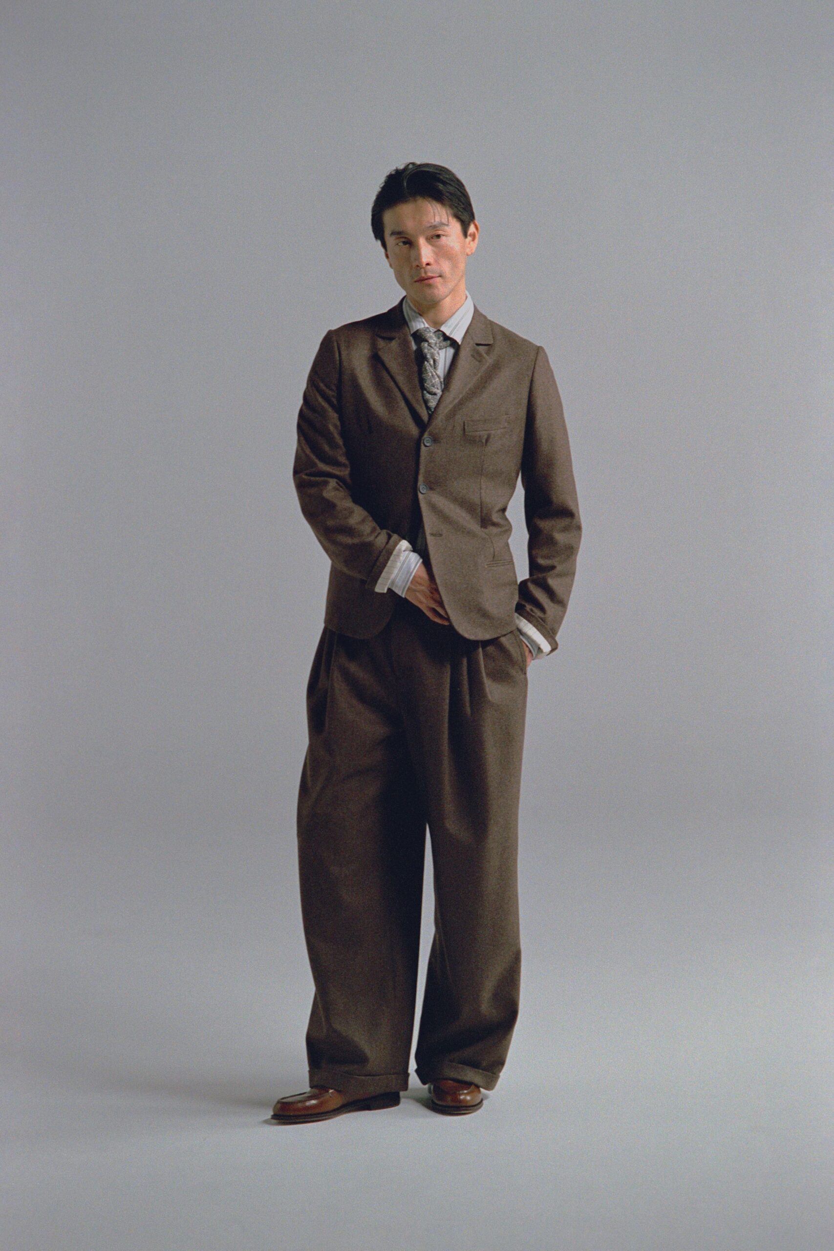 brown cotton long-sleeve collared relaxed buttoned pleated suit
