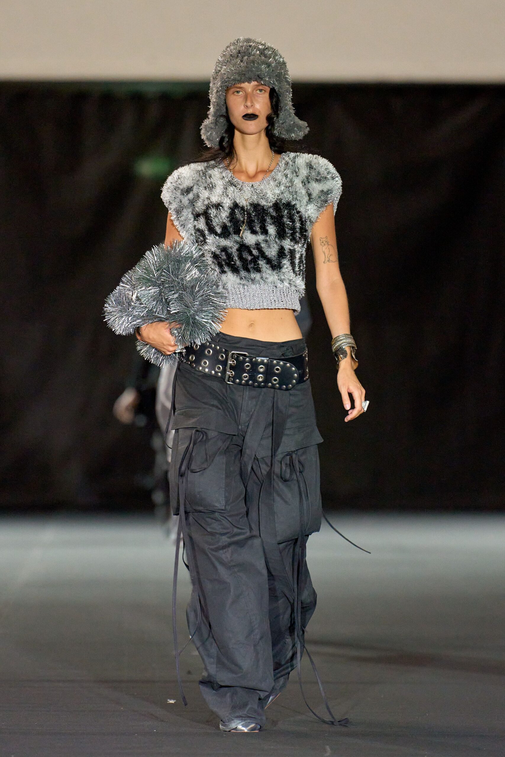 gray wool short-sleeve fitted printed cropped top