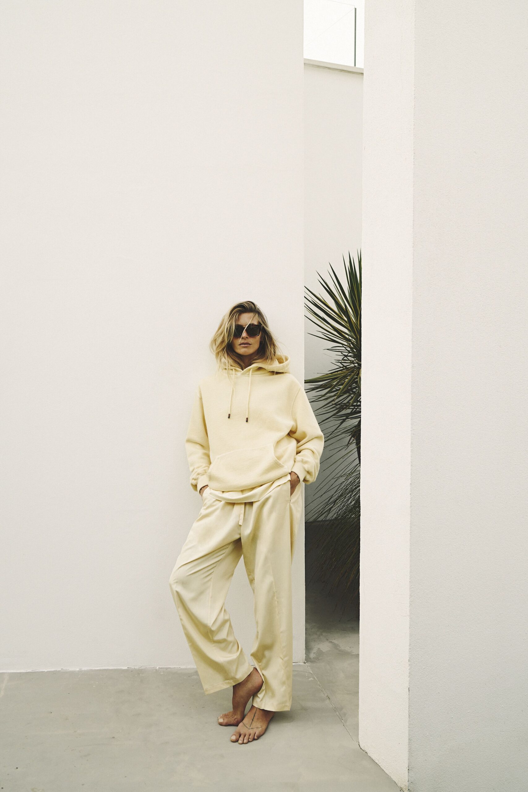 yellow hoodie beige pants sandals