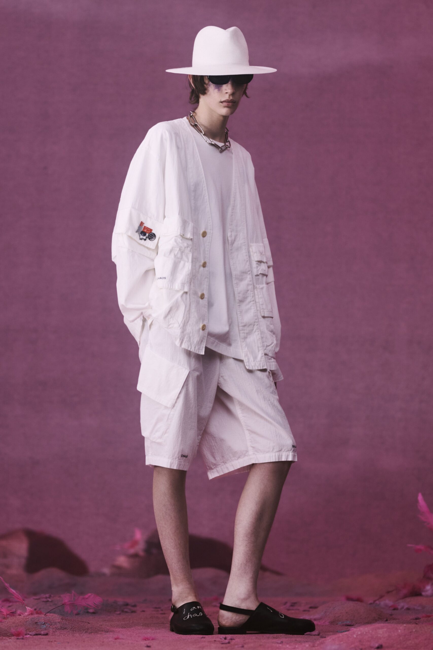 white cotton relaxed cargo shorts