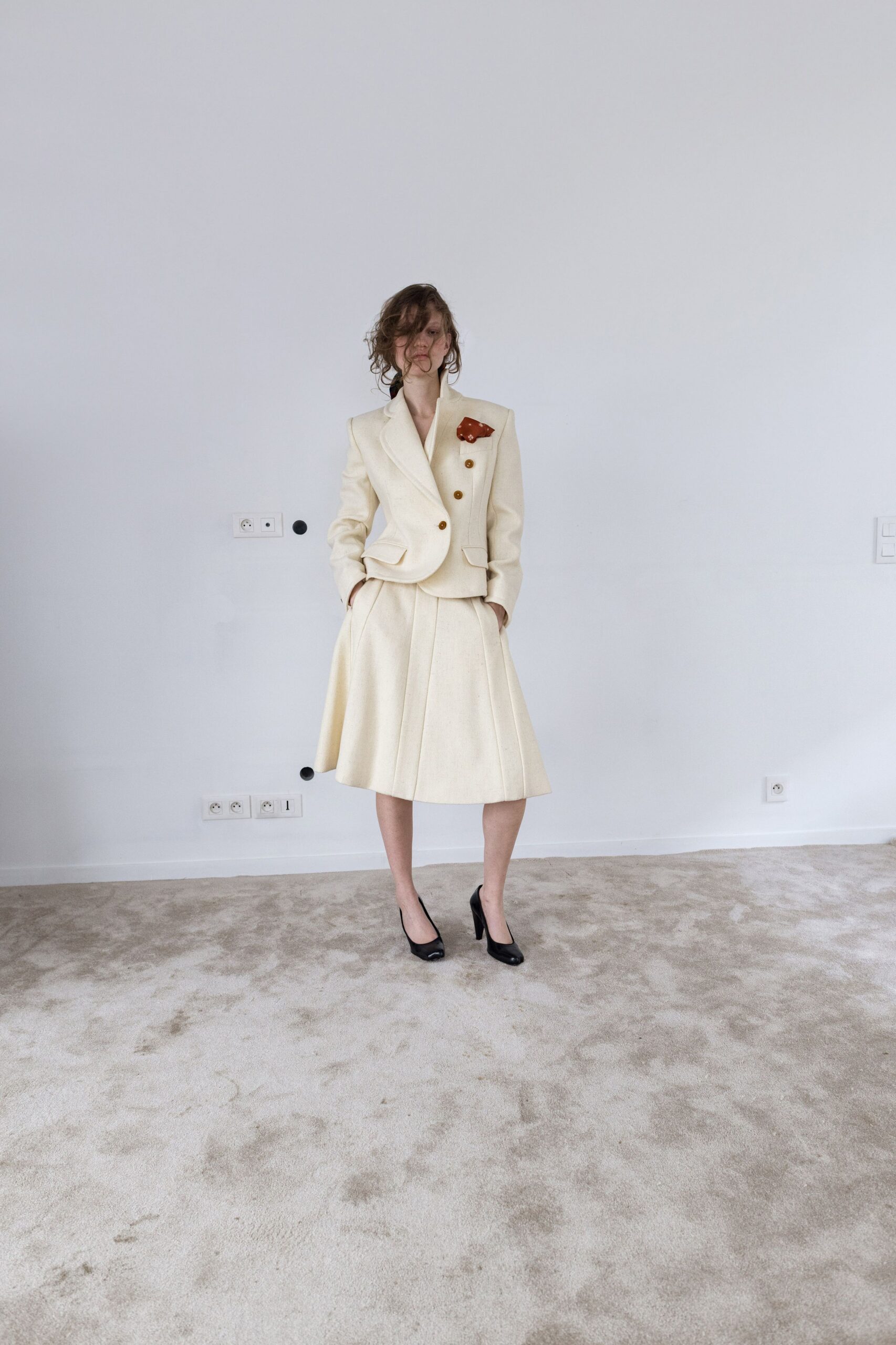 white wool long-sleeve collared tailored buttoned pleated blazer