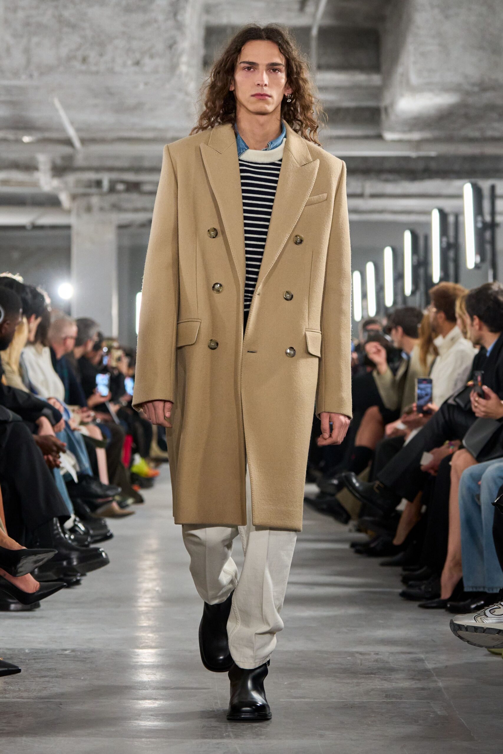 beige wool long-sleeve double-breasted tailored coat