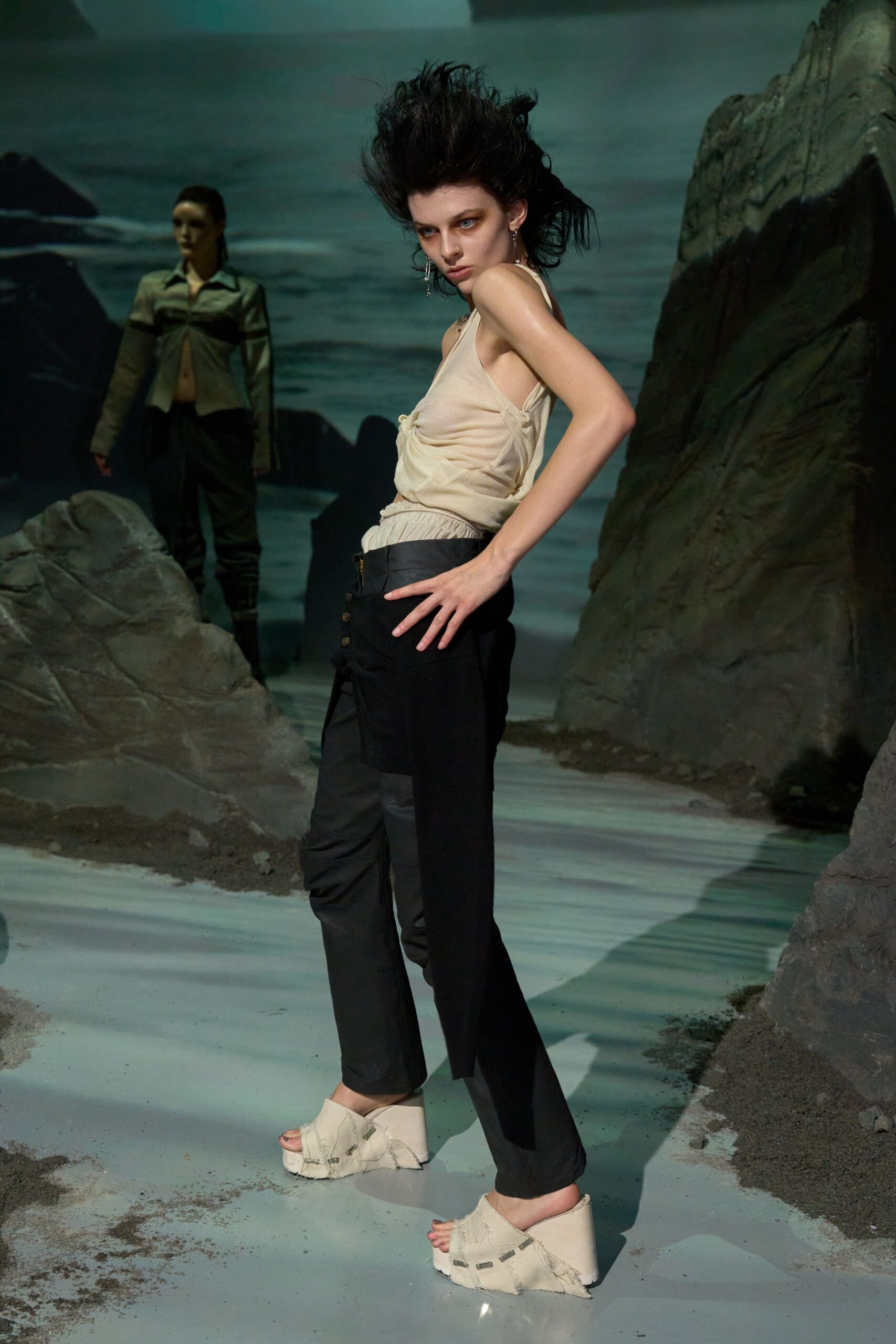 beige sleeveless top black pants white shoes
