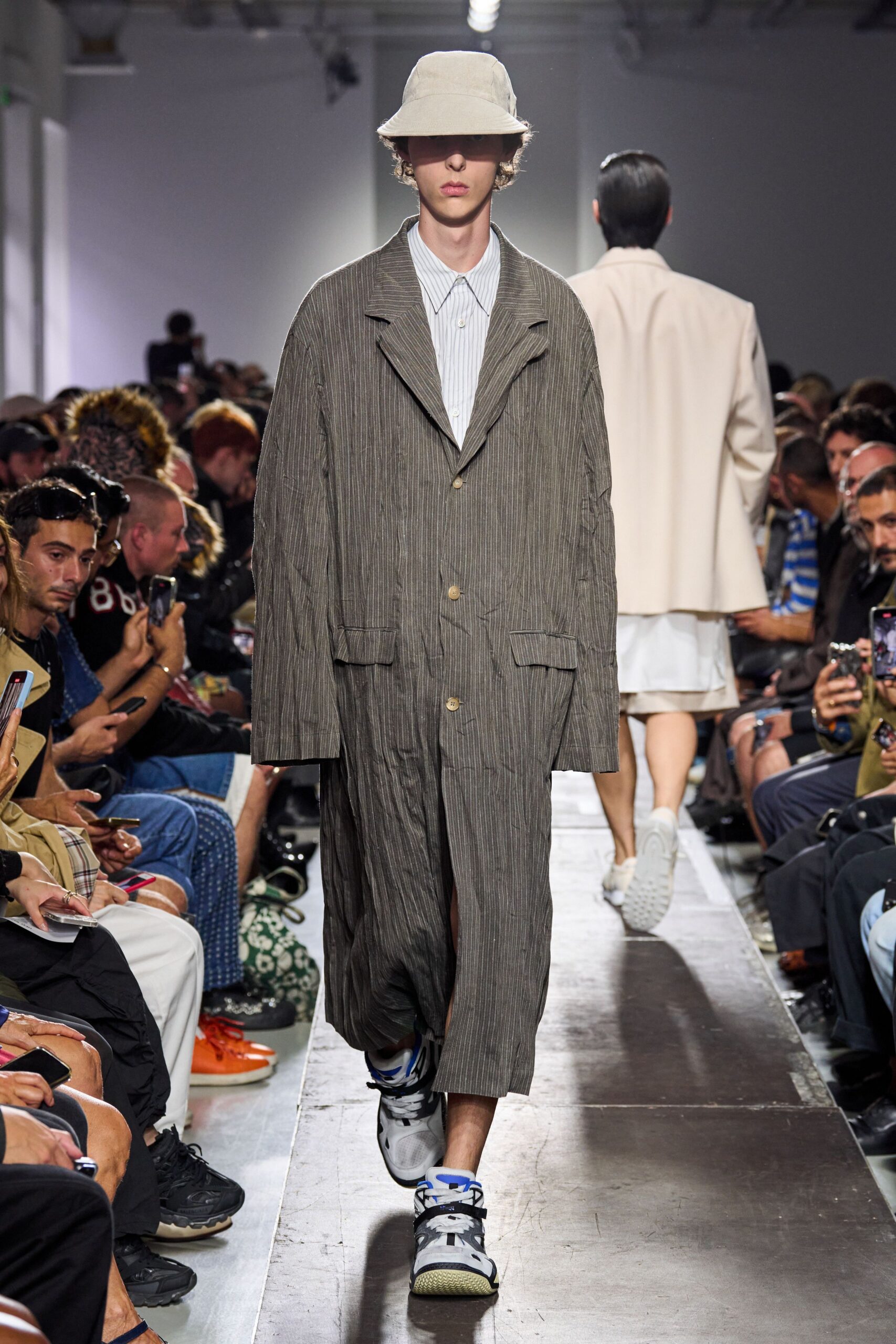 gray cotton long-sleeve collared relaxed buttoned pleated coat