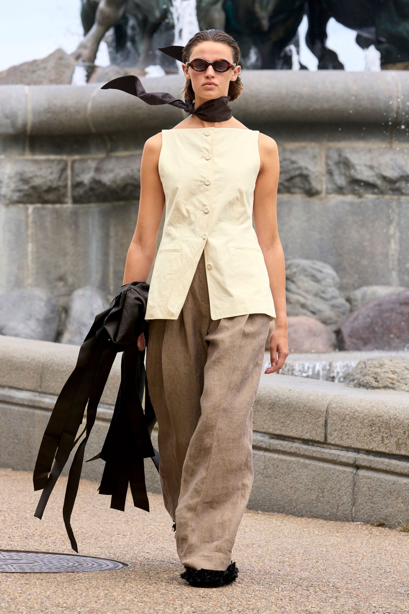 beige cotton sleeveless collared fitted buttoned top
