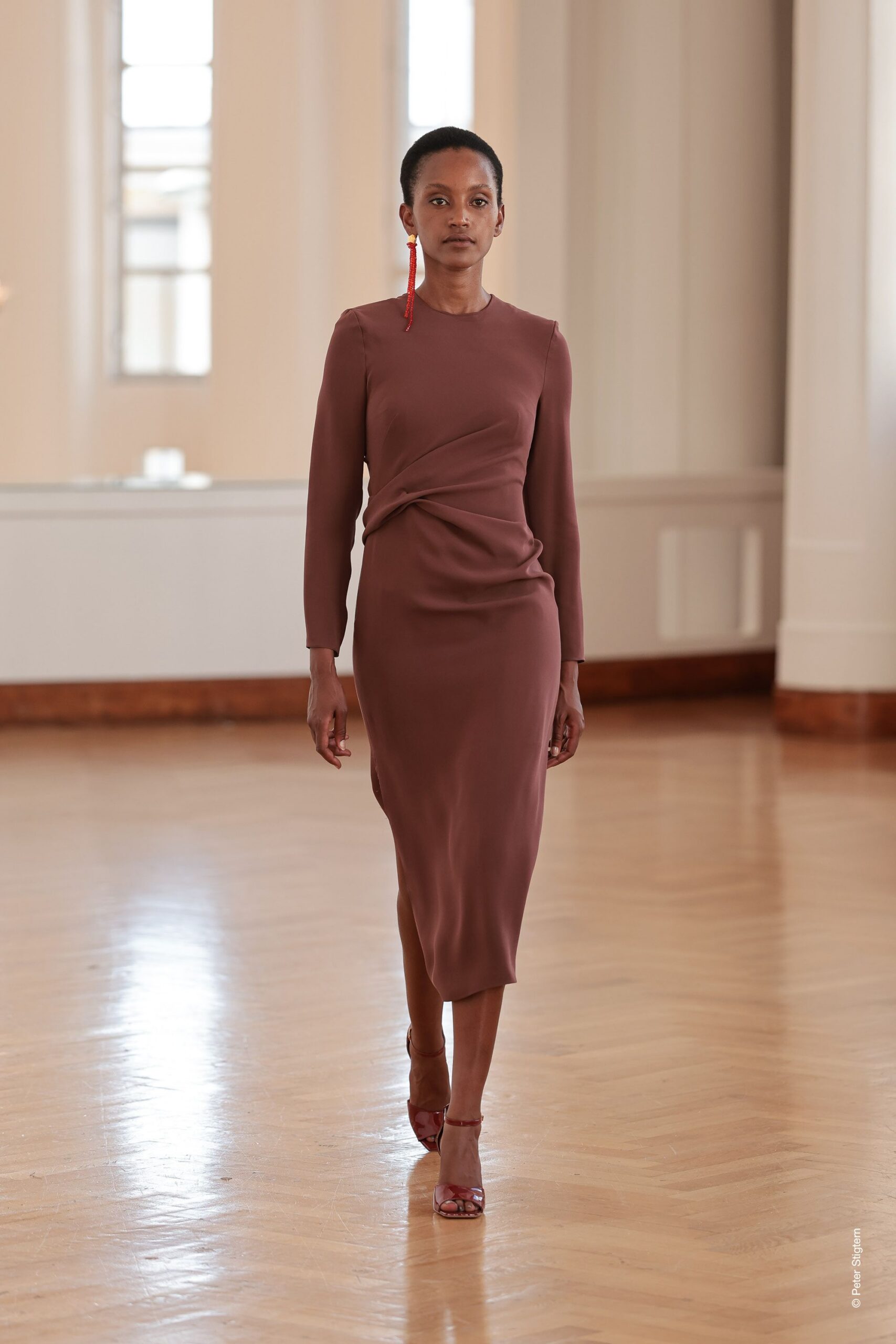 brown silk fitted dress with red heels