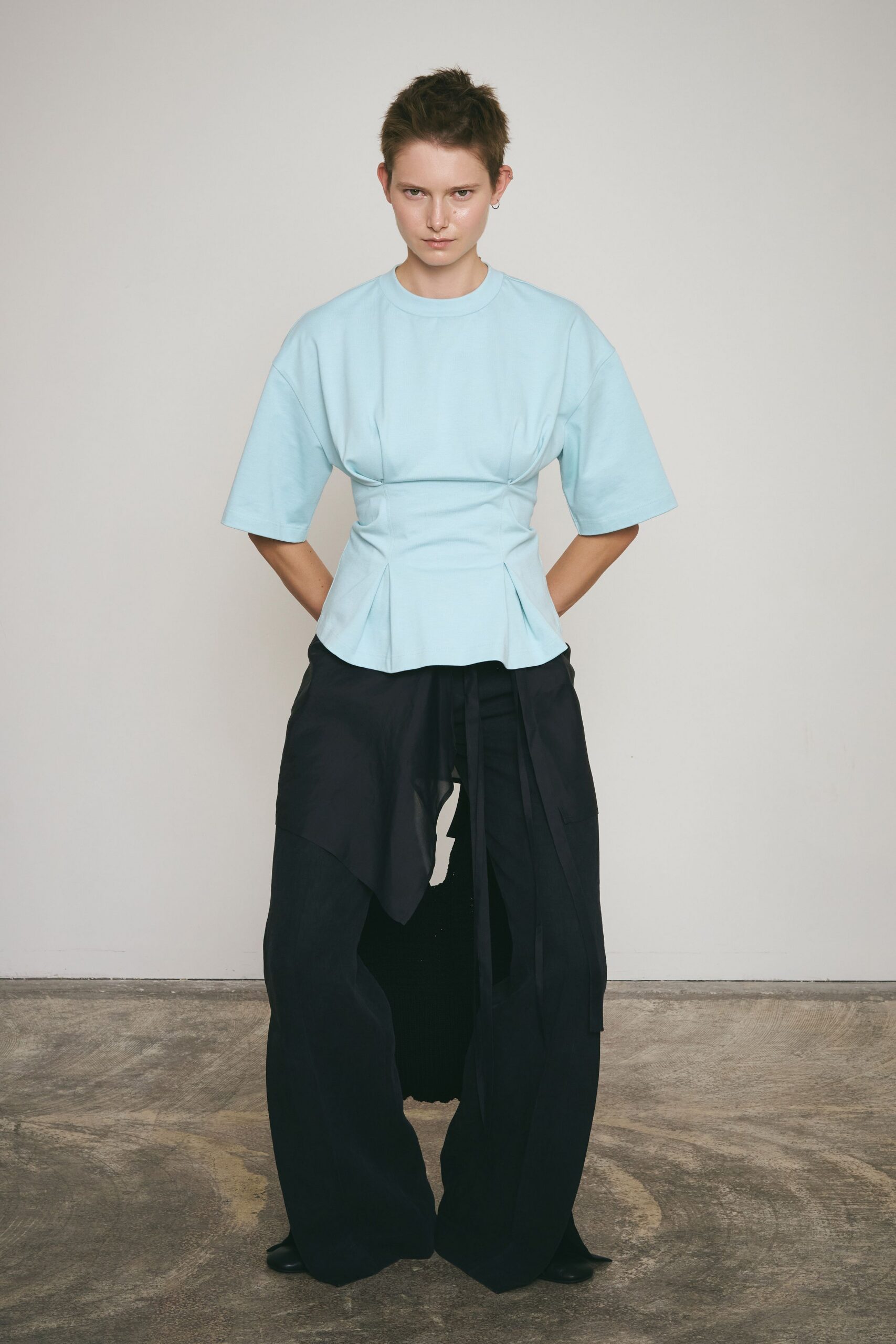 blue cotton short-sleeve collared fitted pleated top