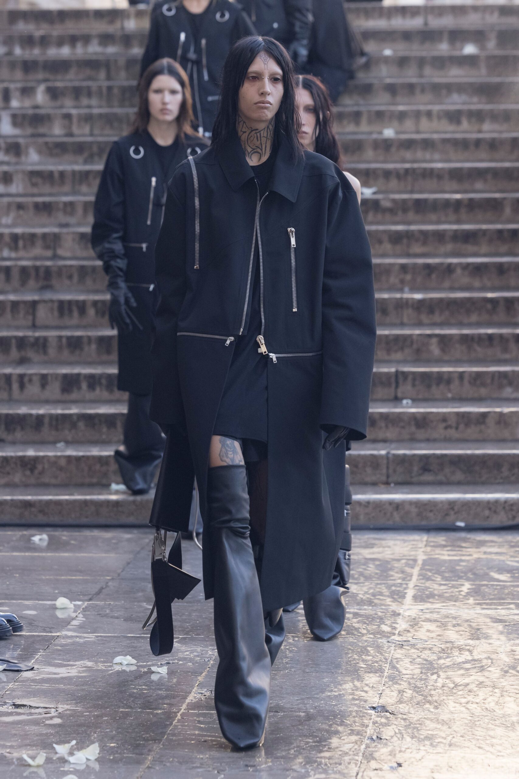 black cotton long-sleeve collared oversized zippered coat