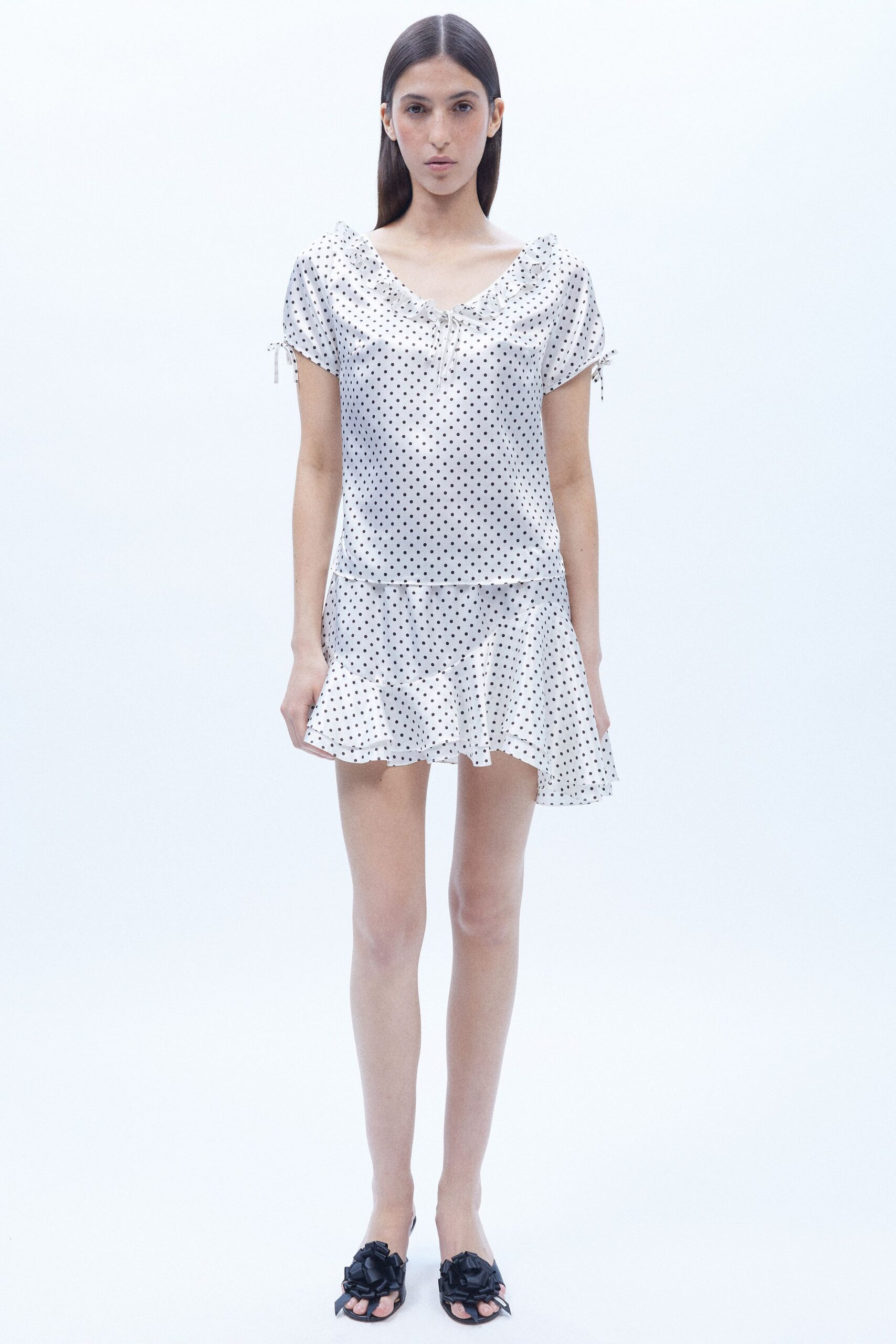 white silk short-sleeve v-neck fitted polka-dot ruffled top